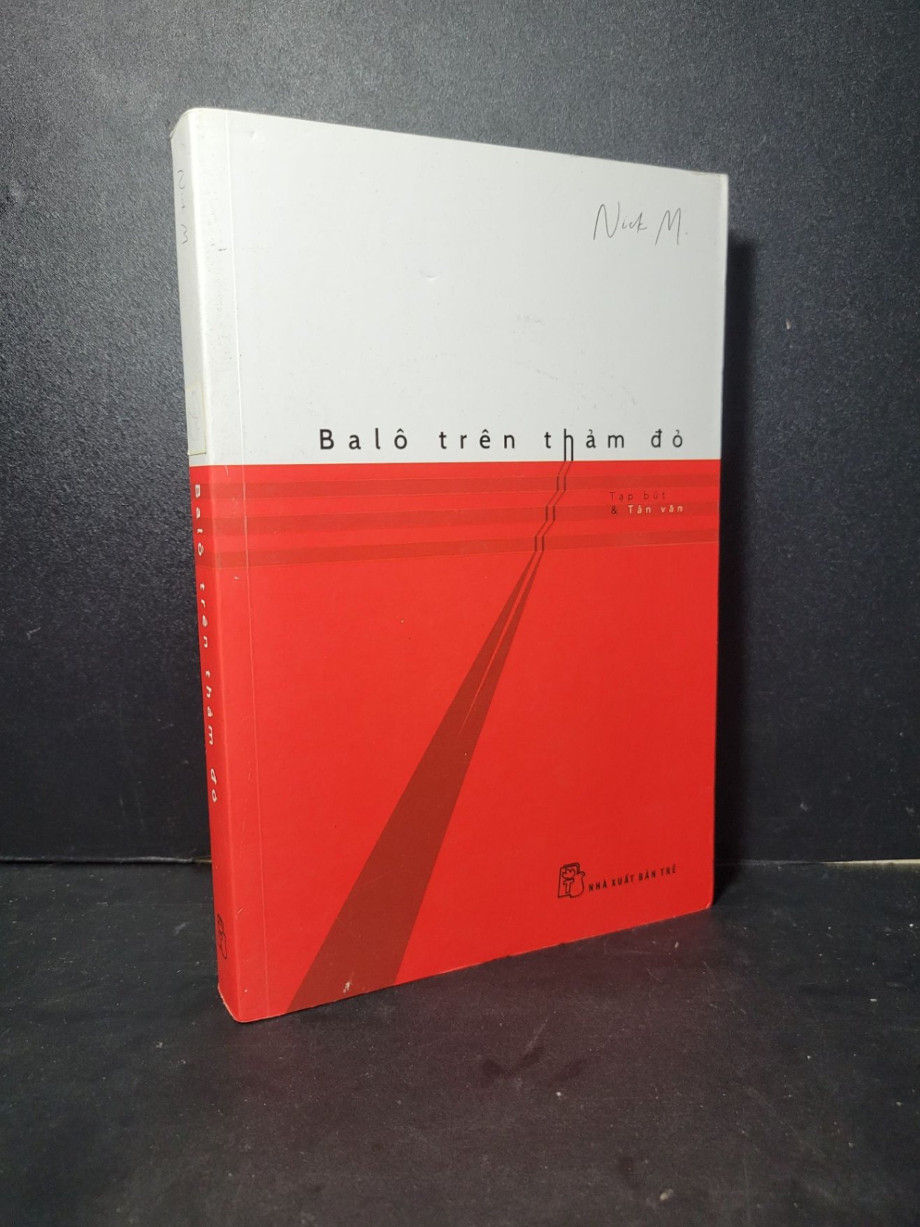 Balo trên thảm đỏ mới 90% bẩn bìa, ố vàng 2018 Nick M. HCM2205 VĂN HỌC (NSX)