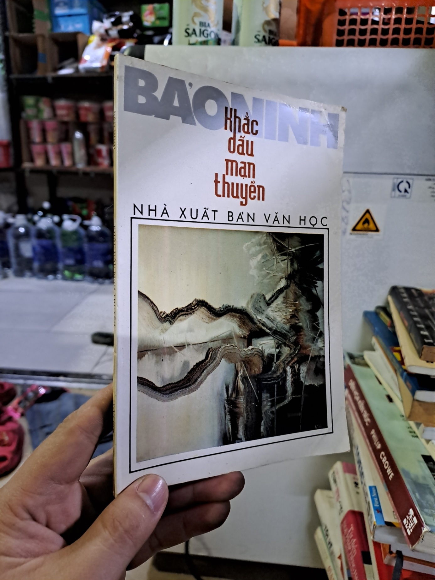 Khắc dấu mạn thuyền Bảo Ninh mới 80% ố 1996 HCM0308 Văn học Việt Nam (NSX)