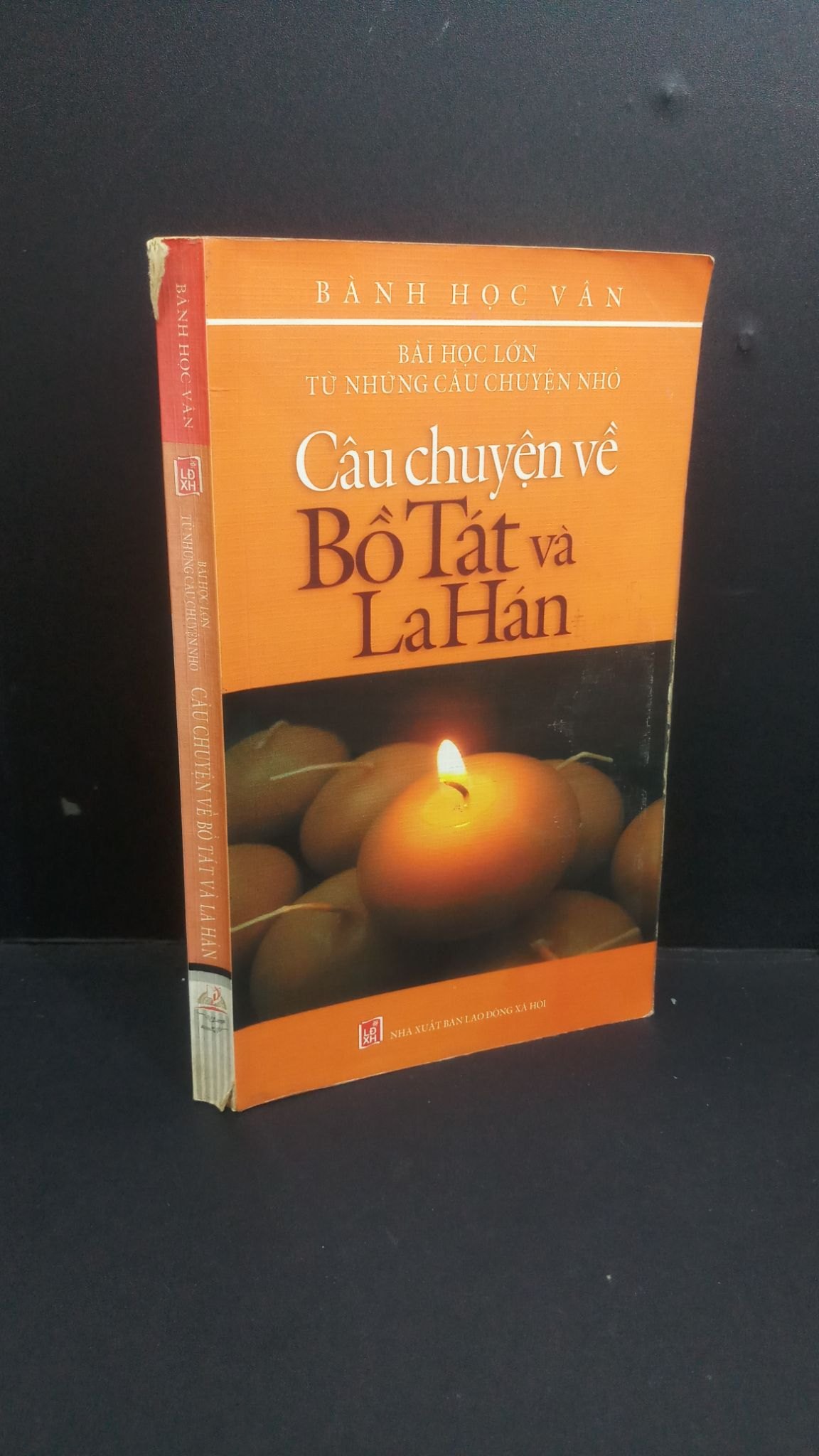 Bài học lớn từ những câu chuyện nhỏ Câu chuyện về Bồ Tát và La Hán mới 70% bẩn bìa, ố, tróc gáy 2008 HCM0412 Bành Học Vân TÂM LINH - TÔN GIÁO - THIỀN (NSX)