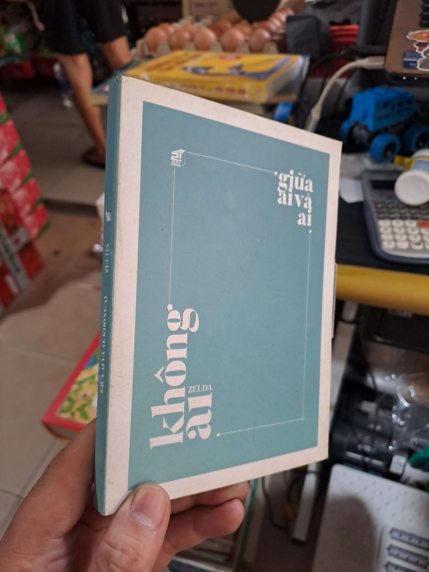 Giữa Ai Và Không Ai - Zelda - mới 90% tranh, postcard - VĂN HỌC - HMT3012