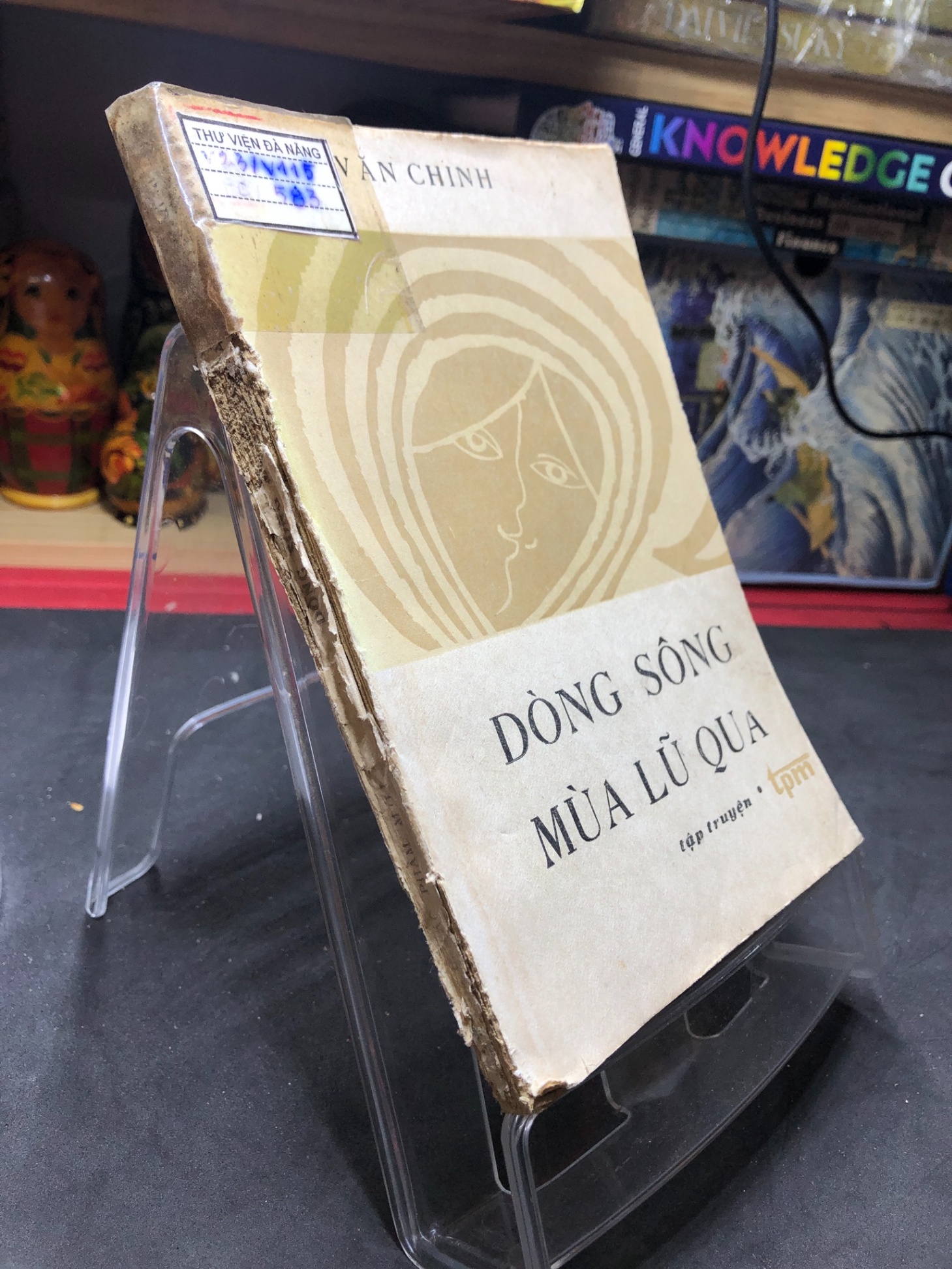 Dòng sông mùa lũ qua mới 50% ố nặng rách gáy có dấu mộc và viết nhẹ trang đầu 1986 Văn Chinh HPB0906 SÁCH VĂN HỌC (NSX)