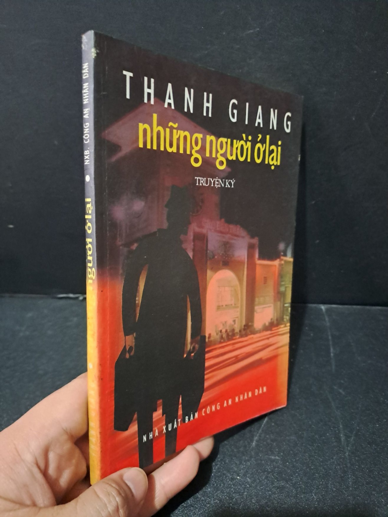 Những người ở lại mới 90% bẩn nhẹ, ố, có chữ viết 2000 Thanh Giang HCM1604 LỊCH SỬ - CHÍNH TRỊ - TRIẾT HỌC (NSX)