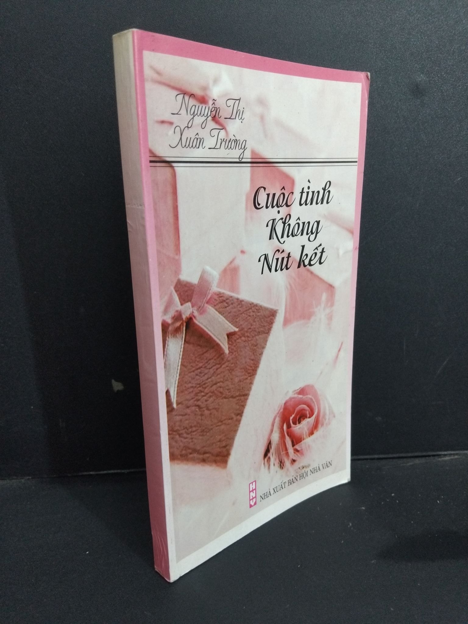 Cuộc tình không nút kết mới 80% bẩn nhẹ, ố nhẹ, có chữ ký trang đầu 2008 HCM1001 Nguyễn Thị Xuân Trường VĂN HỌC (NSX)
