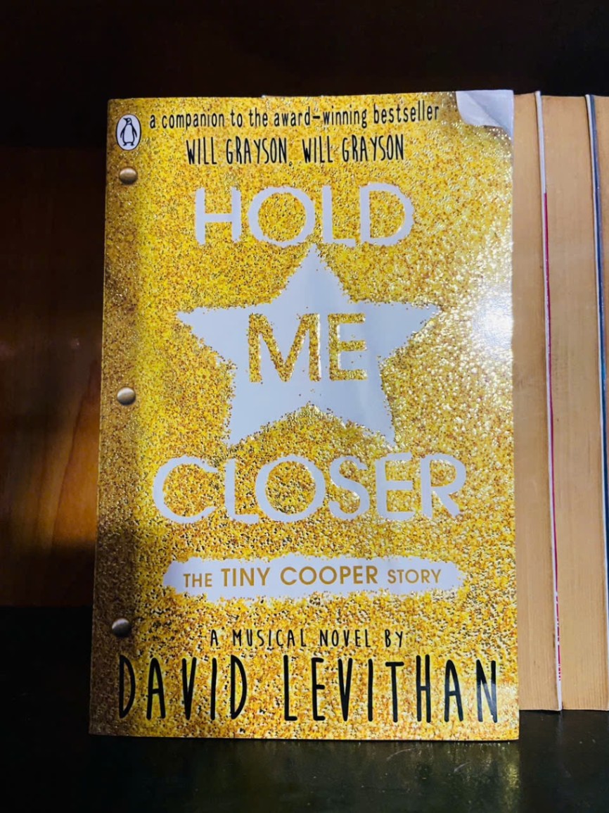 Hold me closer - VĂN HỌC - VAVO1211