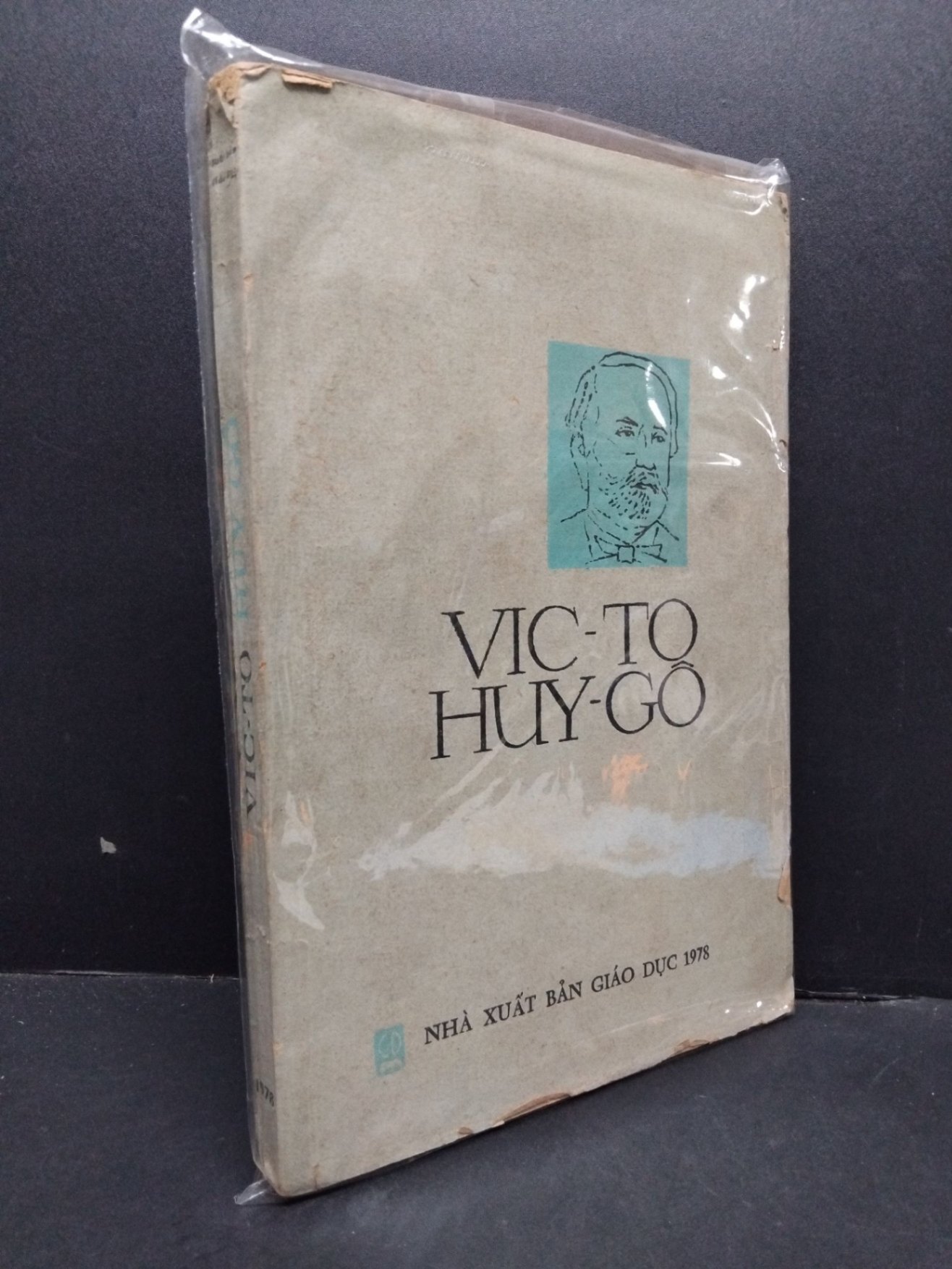 Victo Huygo mới 60% bẩn bìa, ố vàng, rách bìa , tróc gáy, tróc bìa 1978 HCM2410 Phùng Văn Tửu GIÁO KHOA (NSX)