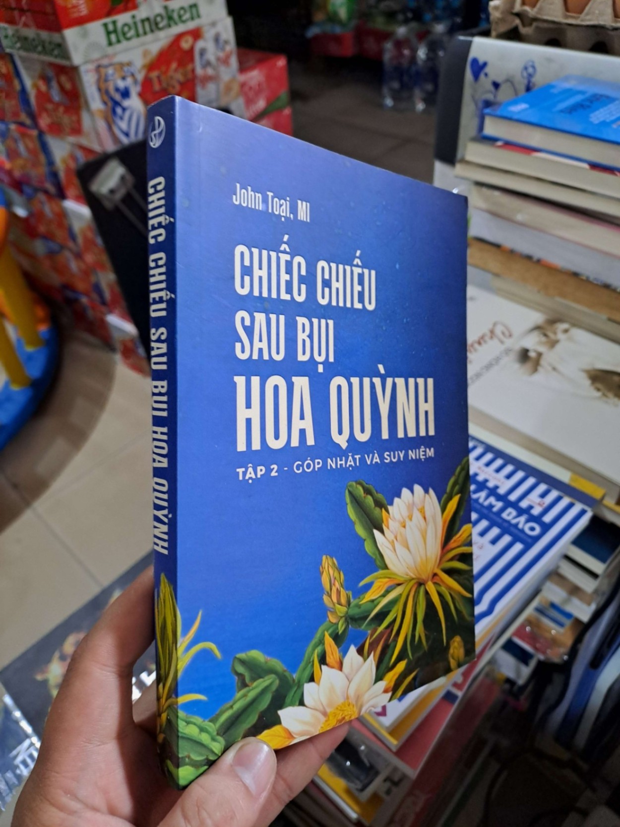Chiếc Chiếu Sau Bụi Hoa Quỳnh - Tập 2 - Góp Nhặt Và Suy Niệm - John Toại, MI - mới 90% - VĂN HỌC - HMT3012