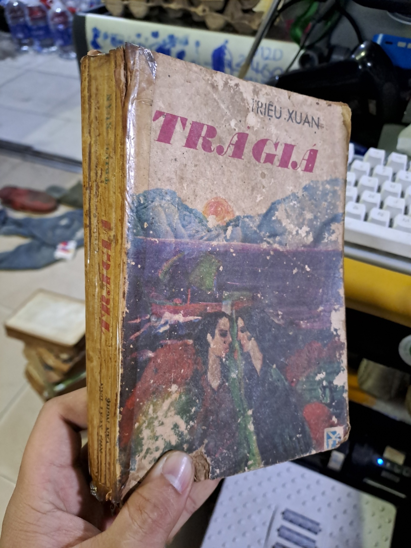 Trả giá Triệu Xuân mới 70% ố rách gáy bìa 1988 Văn học Việt Nam HCM1709 (NSX)