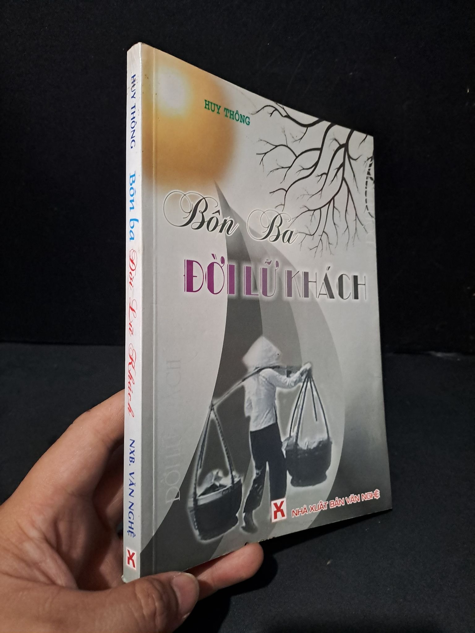 Bôn ba đời lữ khách mới 80% bẩn bìa, tróc gáy nhẹ 2009 Huy Thông HCM2104 VĂN HỌC