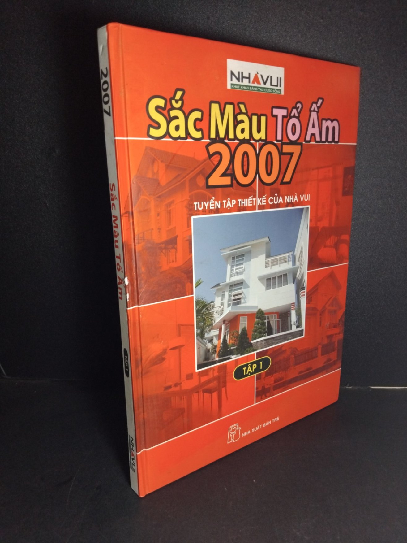 Sắc màu tổ ấm 2007 tập 1 (bìa cứng, sách màu) mới 80% bẩn nhẹ, tróc gáy nhẹ 2008 HCM2101 TẠP CHÍ, THIẾT KẾ, THỜI TRANG (NSX)