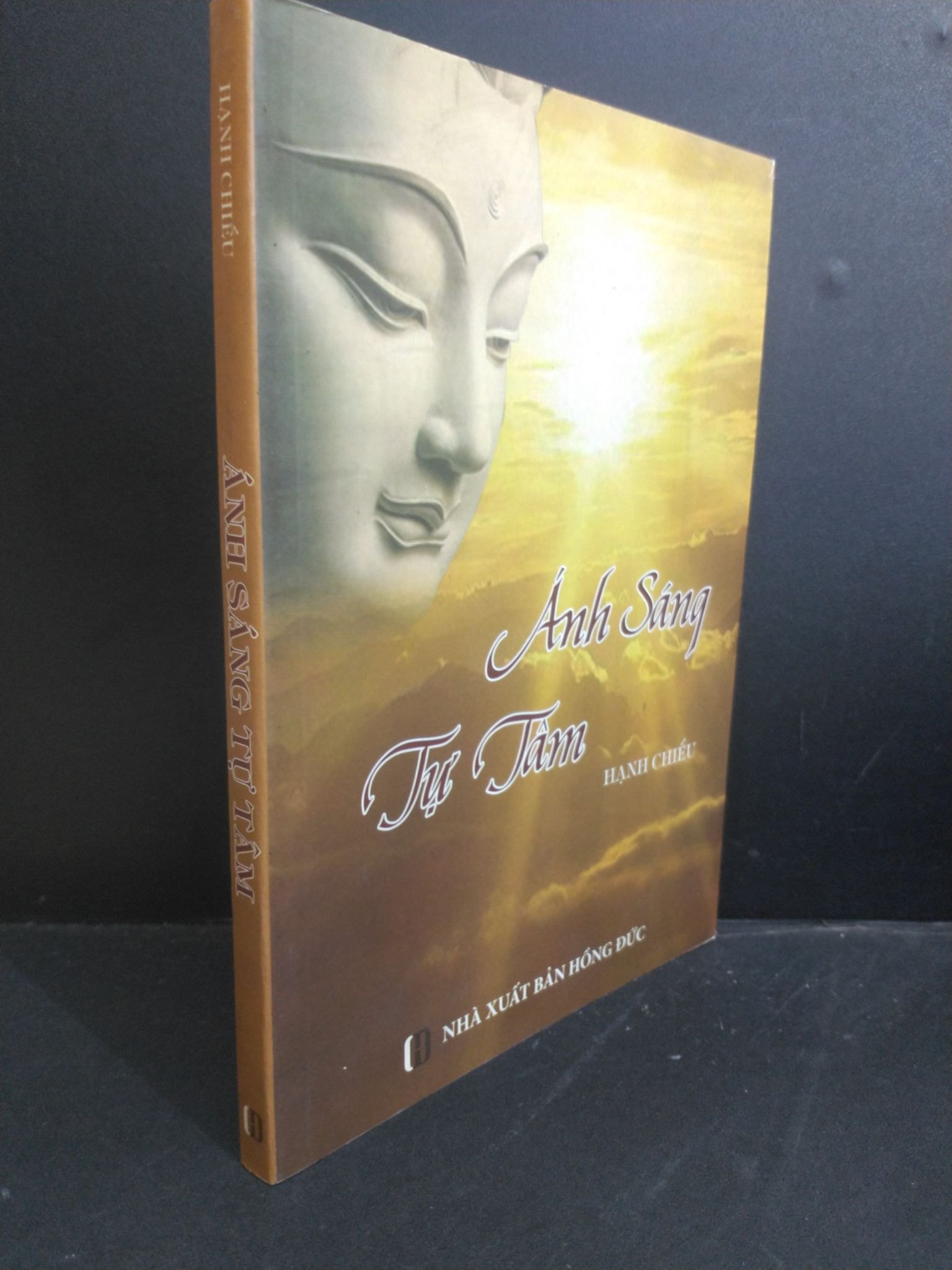 Ánh sáng tự tâm mới 90% bẩn bìa 2014 HCM0412 Hạnh Chiêu TÂM LINH - TÔN GIÁO - THIỀN (NSX)