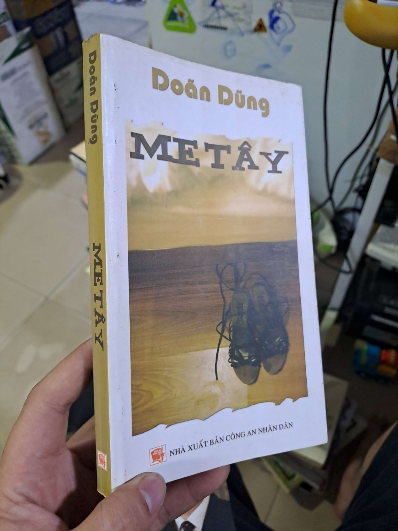 Me tây Doãn Dũng 2008 mới 80% ố nhẹ có chữ ký tác giả Văn học Việt Nam HCM1809 (NSX)