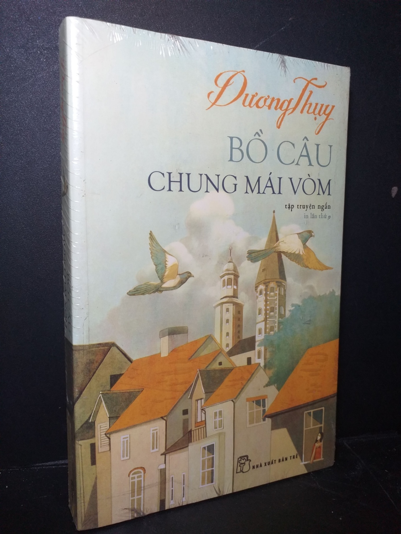 Bồ câu chung mái vòm mới 95% còn seal, ố Dương Thụy HCM0906 VĂN HỌC (NSX)