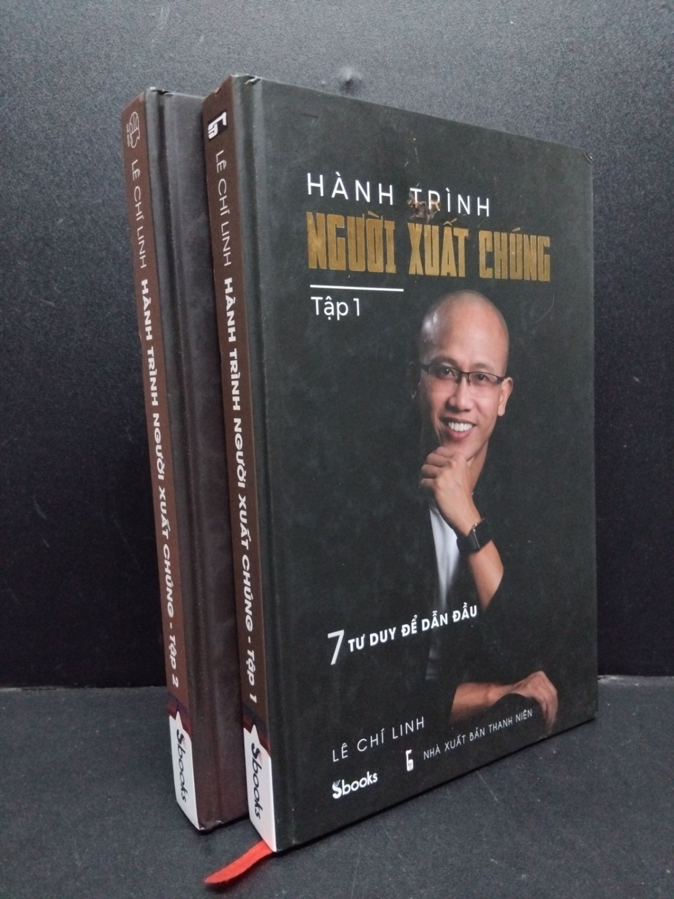 Bộ 2 tập Hành trình người xuất chúng (bìa cứng) mới 80% ố bẩn nhẹ 2019 HCM1008 Lê Chí Khanh KỸ NĂNG