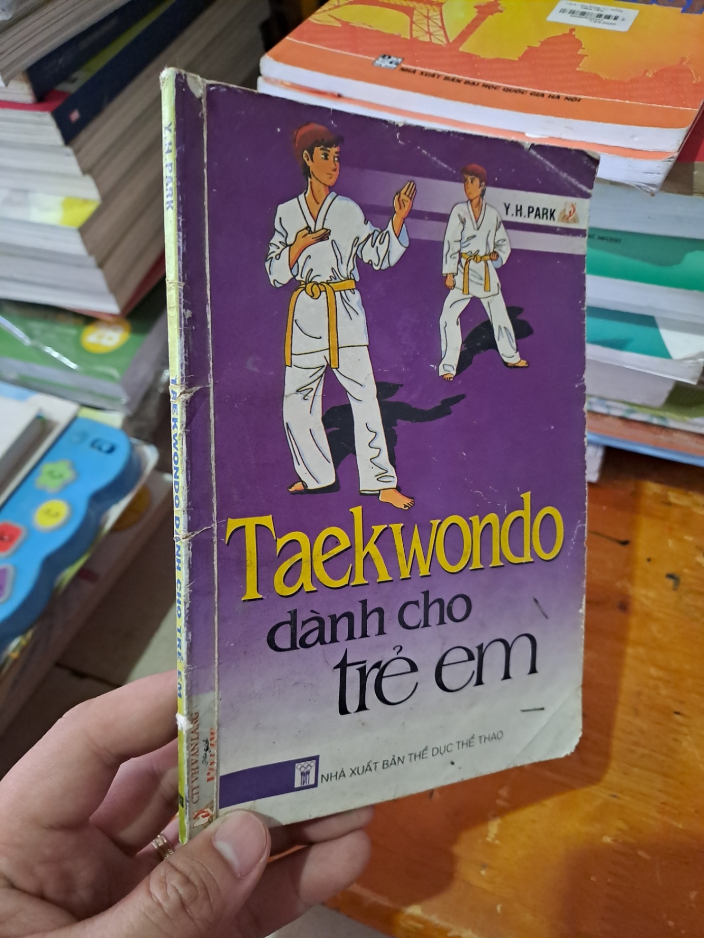 Taekwondo dành cho trẻ em 2007 mới 70% rách nhăn bìa HCM0808 SỨC KHỎE - THỂ THAO