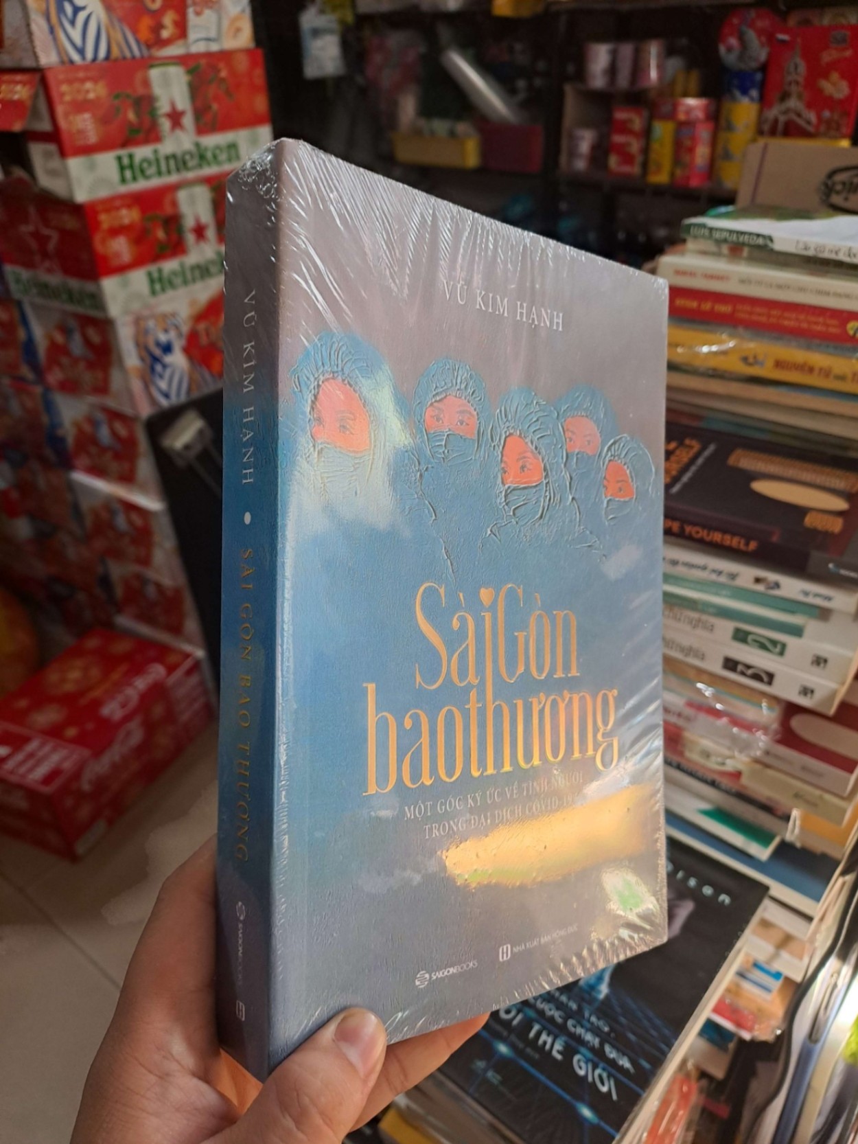 Sài Gòn Bao Thương - Một Góc Ký Ức Về Tình Người Trong Đại Dịch COVID-19 - Vũ Kim Hạnh - mới 100% - VĂN HỌC - HMT3012 (NSX)
