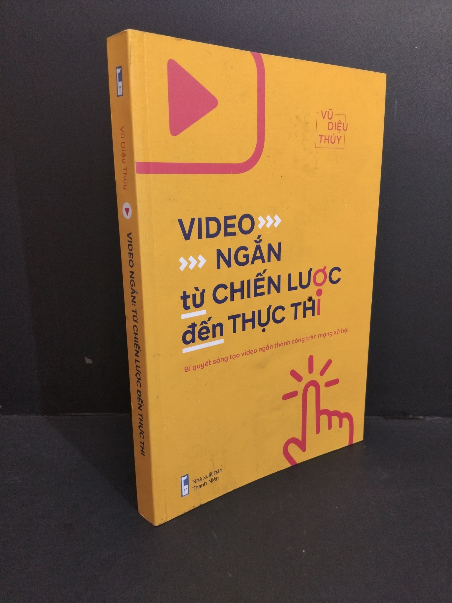 Video ngắn từ chiến lược đến thực thi (sách màu) mới 90% bẩn 2023 HCM2811 Vũ Diệu Thúy MARKETING KINH DOANH (NSX)