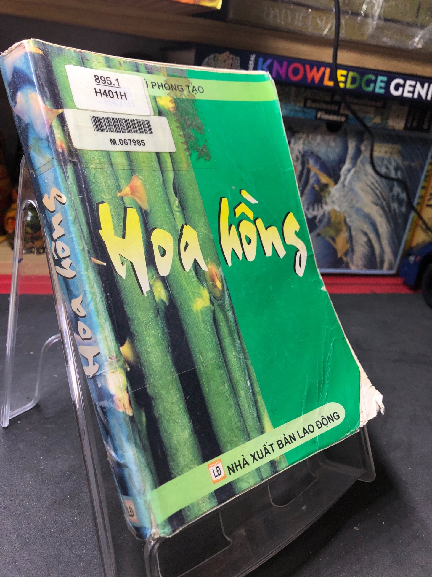 Hoa hồng mới 70% ố bẩn có dấu mộc và viết nhẹ trang đầu 2004 Phong Tạo HPB0906 SÁCH VĂN HỌC (NSX)