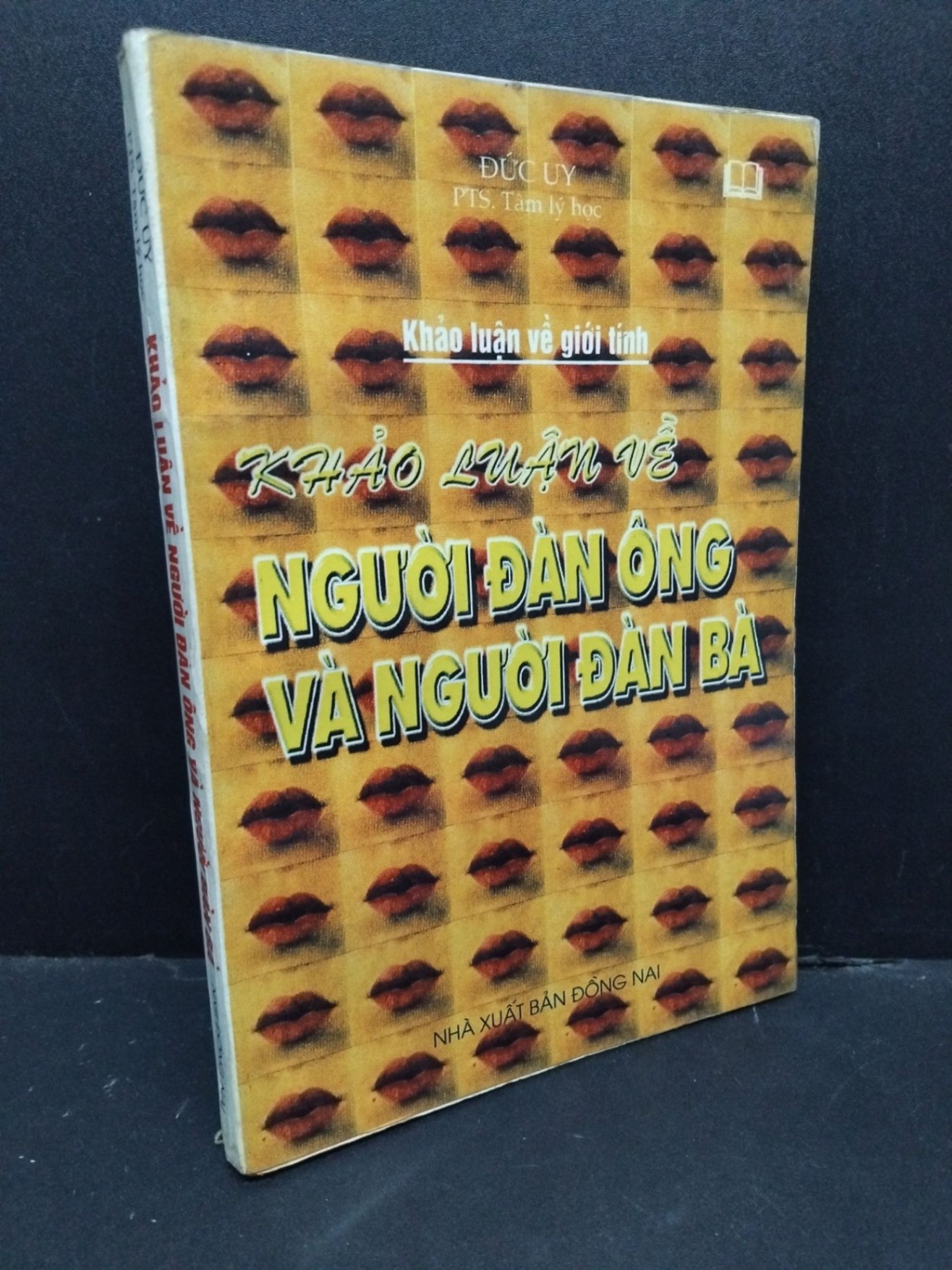 Khảo luận về người đàn ông và người đàn bà mới 60% bẩn bìa, ố vàng, có chữ ký 1998 HCM2410 Đức Uy TÂM LÝ (NSX)