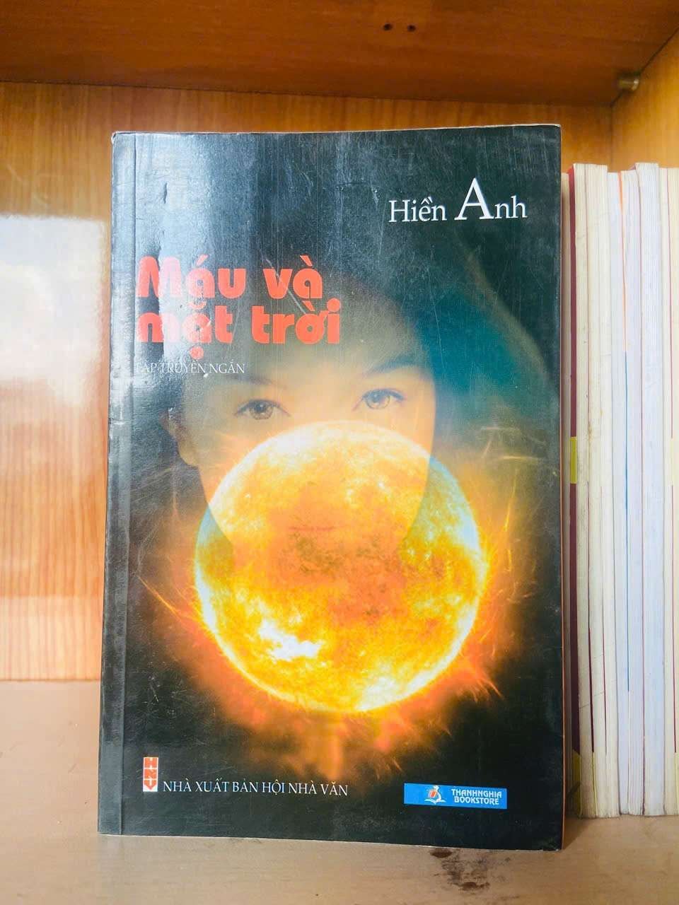 Máu và mặt trời - Hiền Anh VĂN HỌC VAVO0810