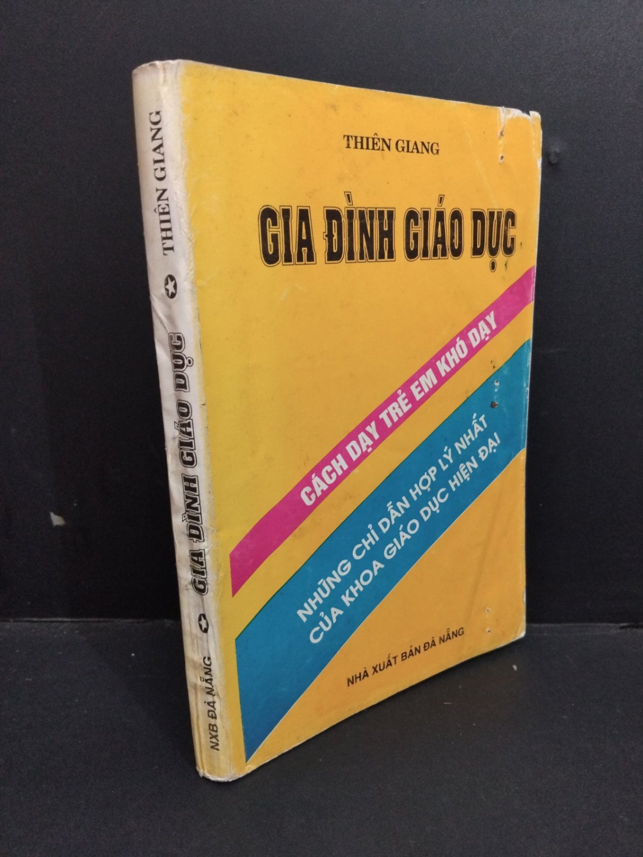 Gia đình giáo dục mới 70% bẩn bìa, ố vàng, chữ ký, bung gáy 1993 HCM2811 Thiên Giang KỸ NĂNG (NSX)
