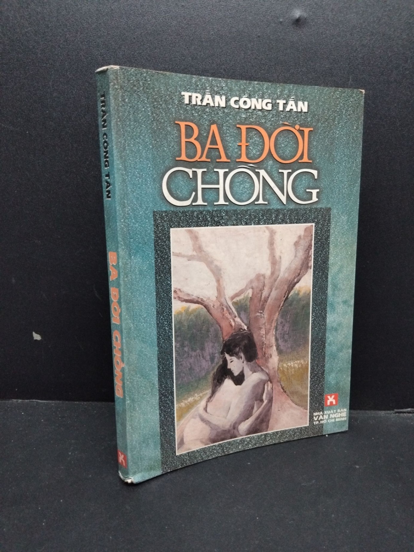 Ba đời chồng mới 70% ố vàng ẩm 2002 HCM2207 Trần Công Tấn VĂN HỌC (NSX)