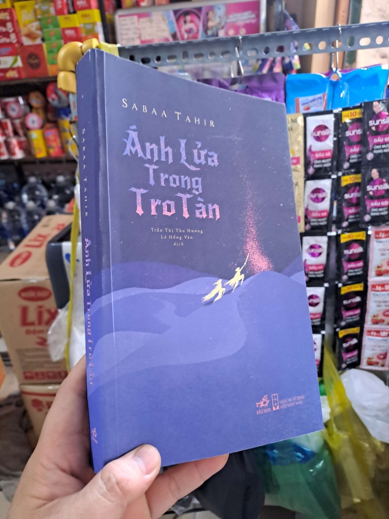 Ánh Lửa Trong Tro Tàn - Sabaa Tahir 2019 mới 90% VĂN HỌC HCM3012 (NSX)
