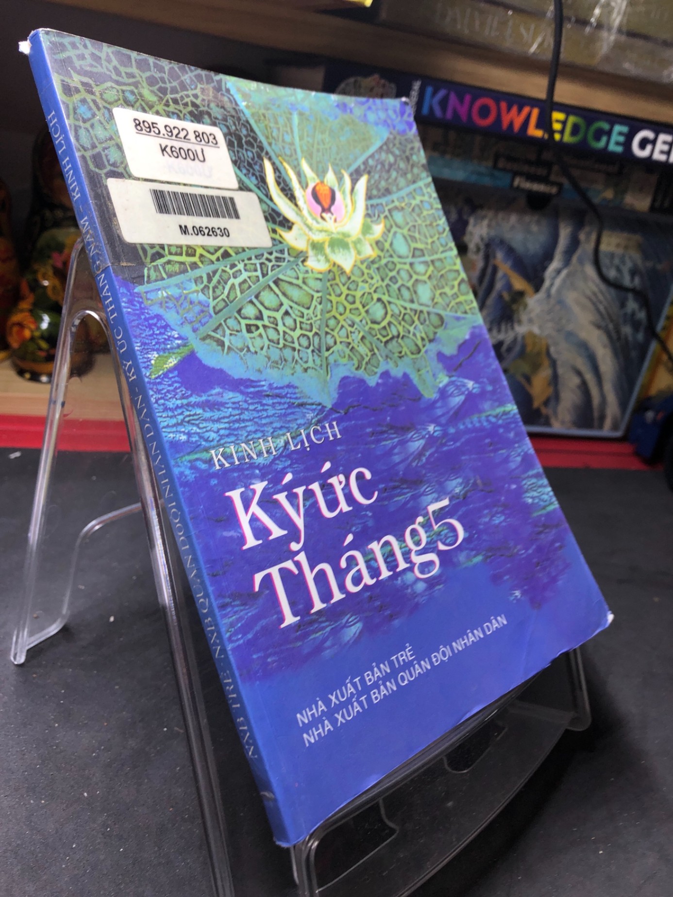 Ký ức tháng 5 mới 80% ố bẩn có dấu mộc và viết nhẹ trang đầu 2001 Kinh Lịch HPB0906 SÁCH VĂN HỌC (NSX)