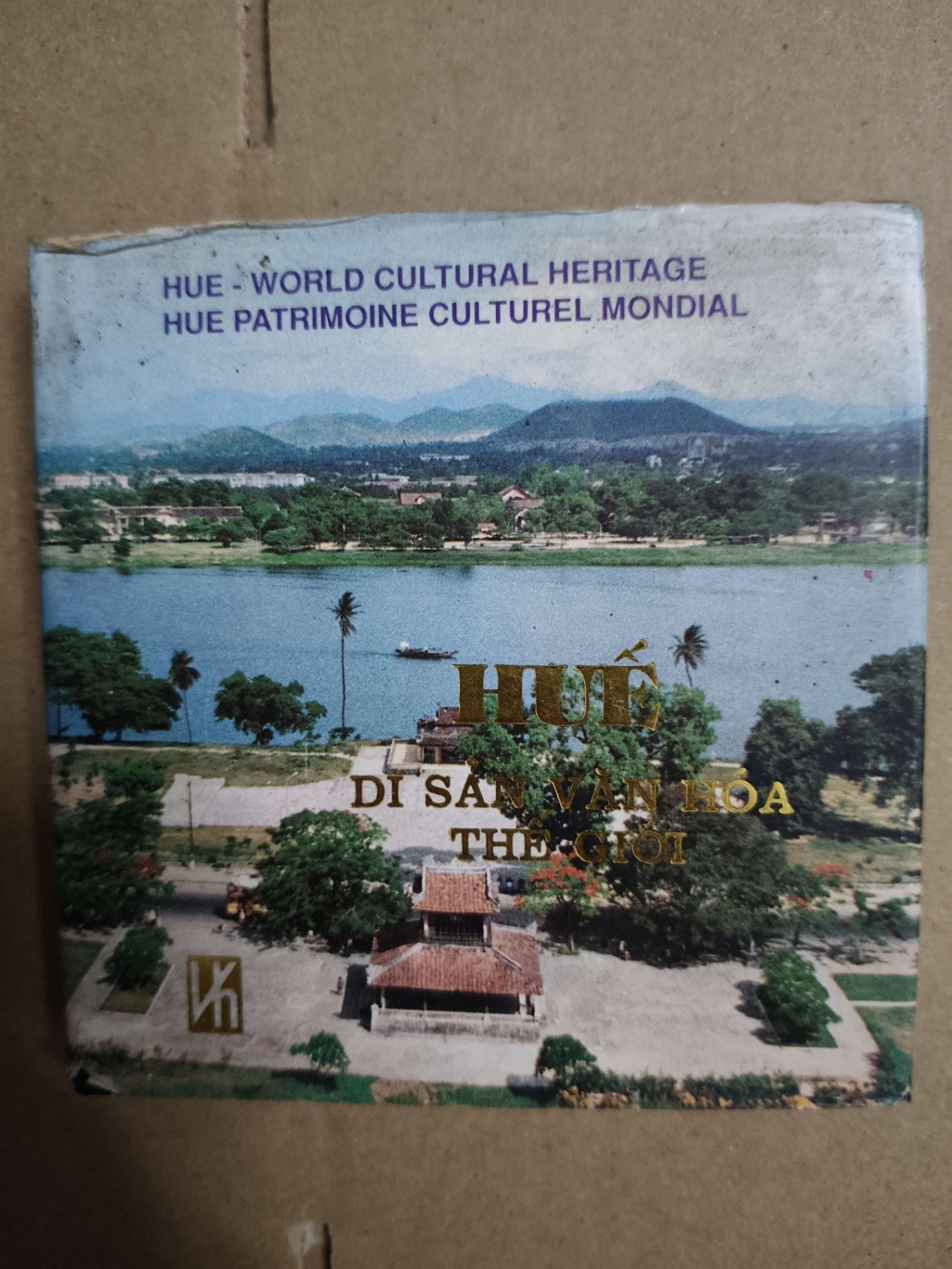 Huế di sản văn hóa thế giới - 1995 - 167 trang - Bìa cứng - Kt 10 x 10 LỊCH SỬ - CHÍNH TRỊ - TRIẾT HỌC ANTQ2012-190