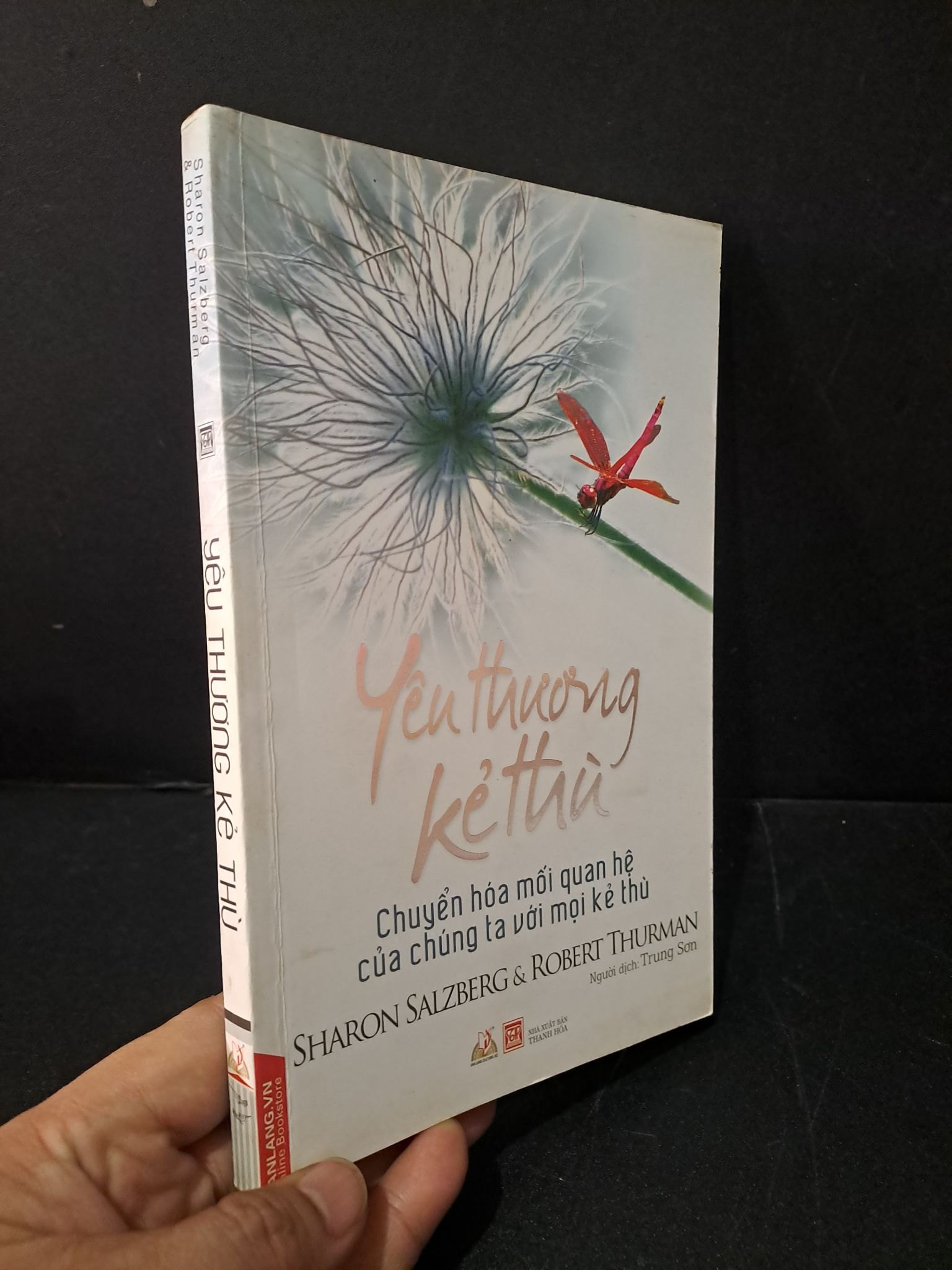 Yêu thương kẻ thù mới 80% bẩn bìa, ố nhẹ, tróc gáy nhẹ 2017 Sharon Salzberg & Robert Thurman HCM1804 KỸ NĂNG