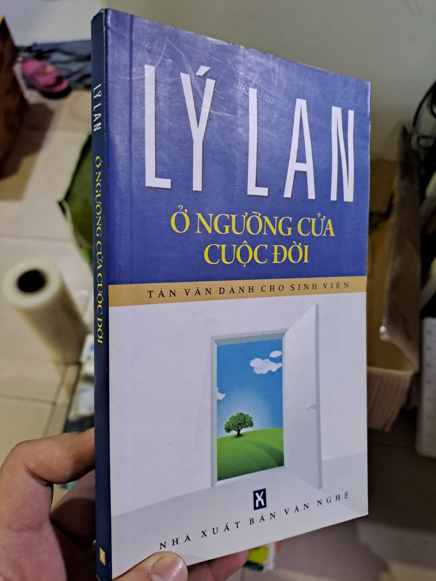 Ở ngưỡng của cuộc đời Lý Lan mới 90% ố nhẹ 2010 HCM0308 Văn học Việt Nam (NSX)