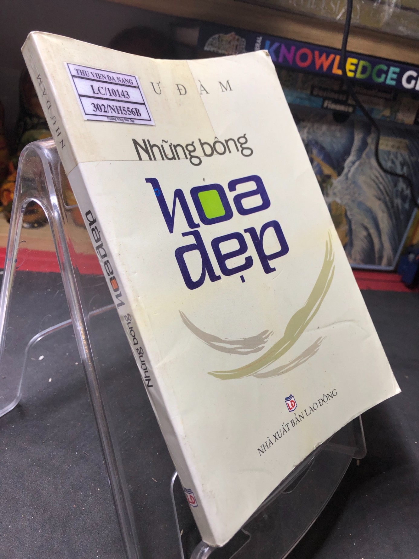 Những bông hoa đẹp mới 80% ố bẩn nhẹ có dấu mộc và viết nhẹ trang đầu 2009 Như Đàm HPB0906 SÁCH VĂN HỌC (NSX)
