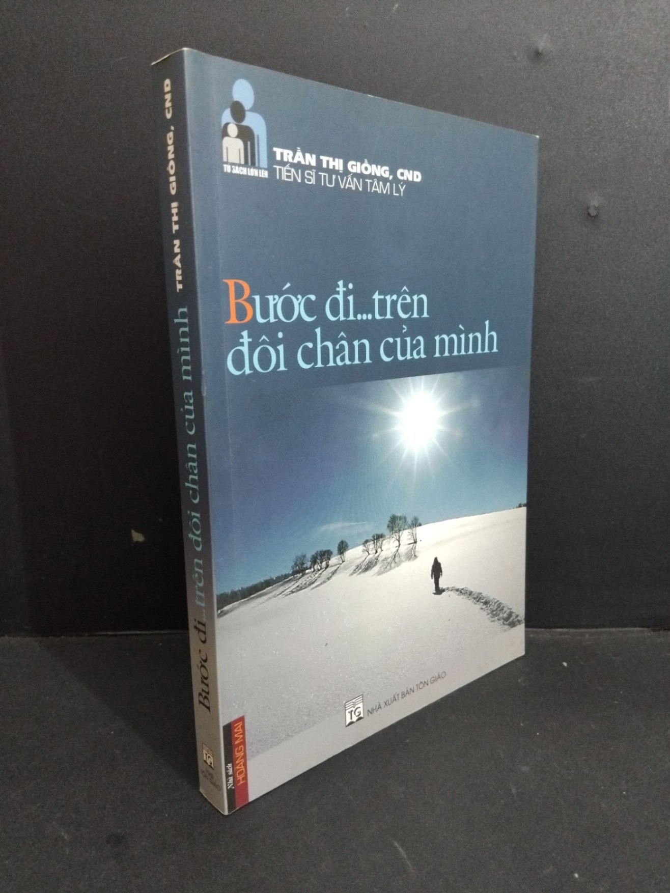 Bước đi... trên đôi chân của mình mới 80% ố bẩn nhẹ có viết nhẹ 2015 HCM2811 Trần Thị Giồng CND TÂM LÝ (NSX)