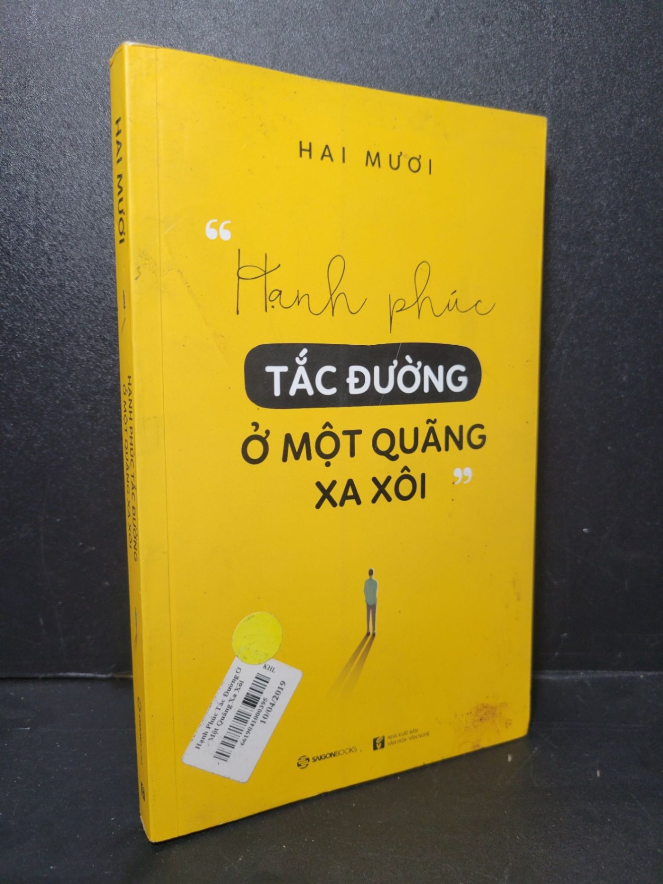 Hạnh phúc tắc đường ở một quãng xa xôi mới 60% bẩn bìa, ố nhẹ, có vệt nước, bị ẩm, dính trang Hai Mươi HCM2205 VĂN HỌC (NSX)