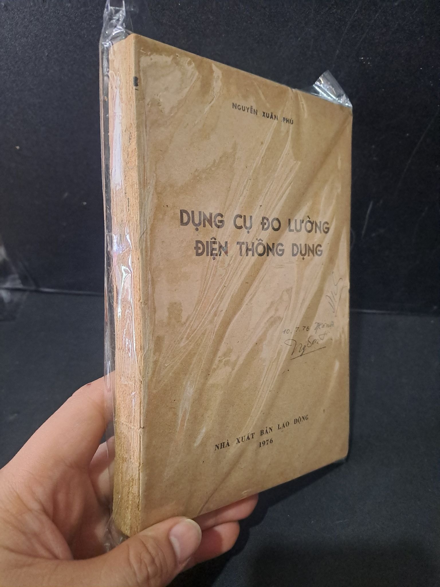 Dụng cụ đo lường điện thông dụng mới 60% bẩn bìa, ố vàng, tróc gáy, rách bìa sau, có chữ ký 1976 Nguyễn Xuân Phú HCM1604 GIÁO TRÌNH, CHUYÊN MÔN (NSX)
