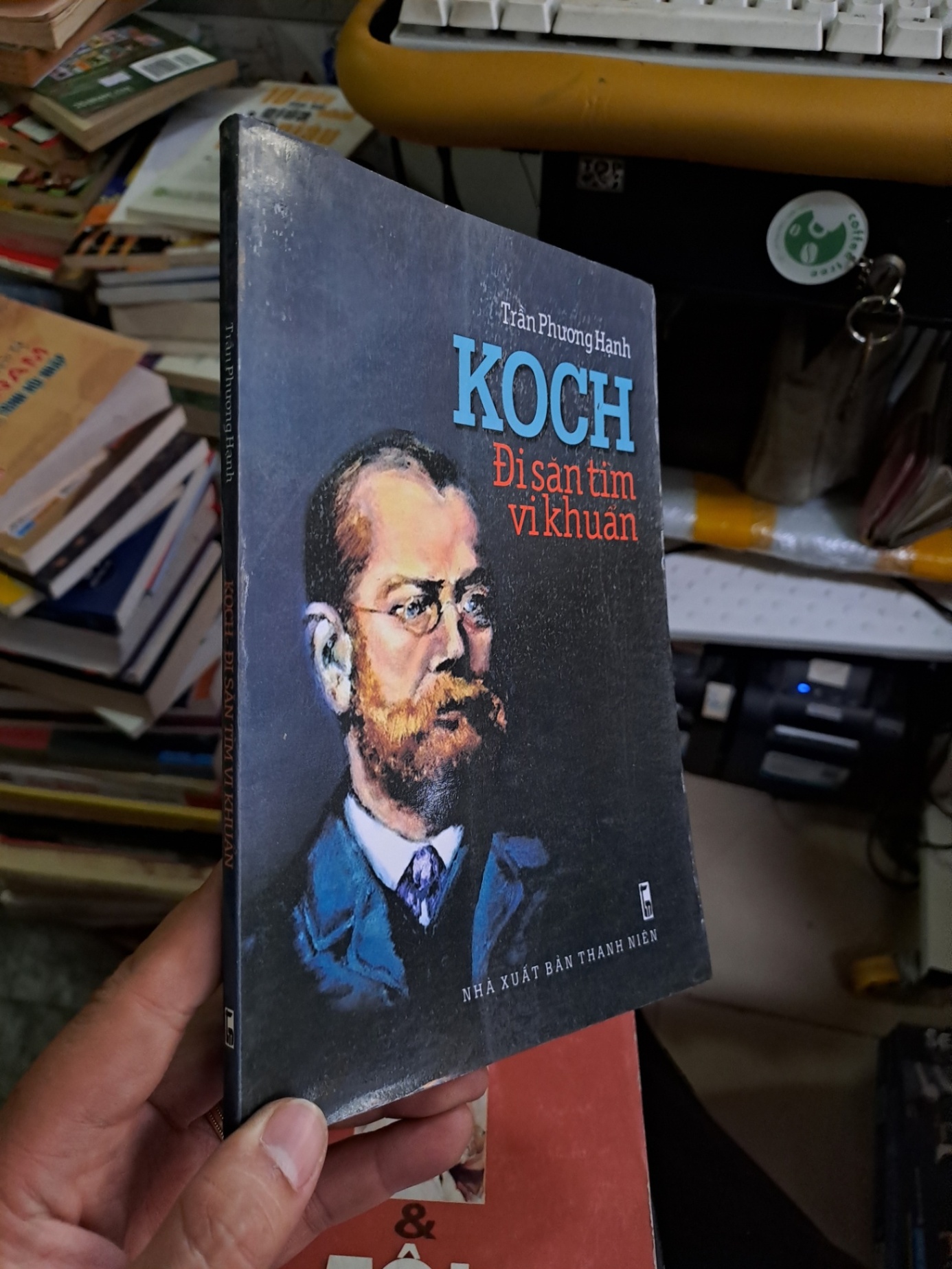 Koch đi săn tìm vi khuẩn Trần Phương Hạnh mới 80% ố 2011 DANH NHÂN VAVO1709 (NSX)