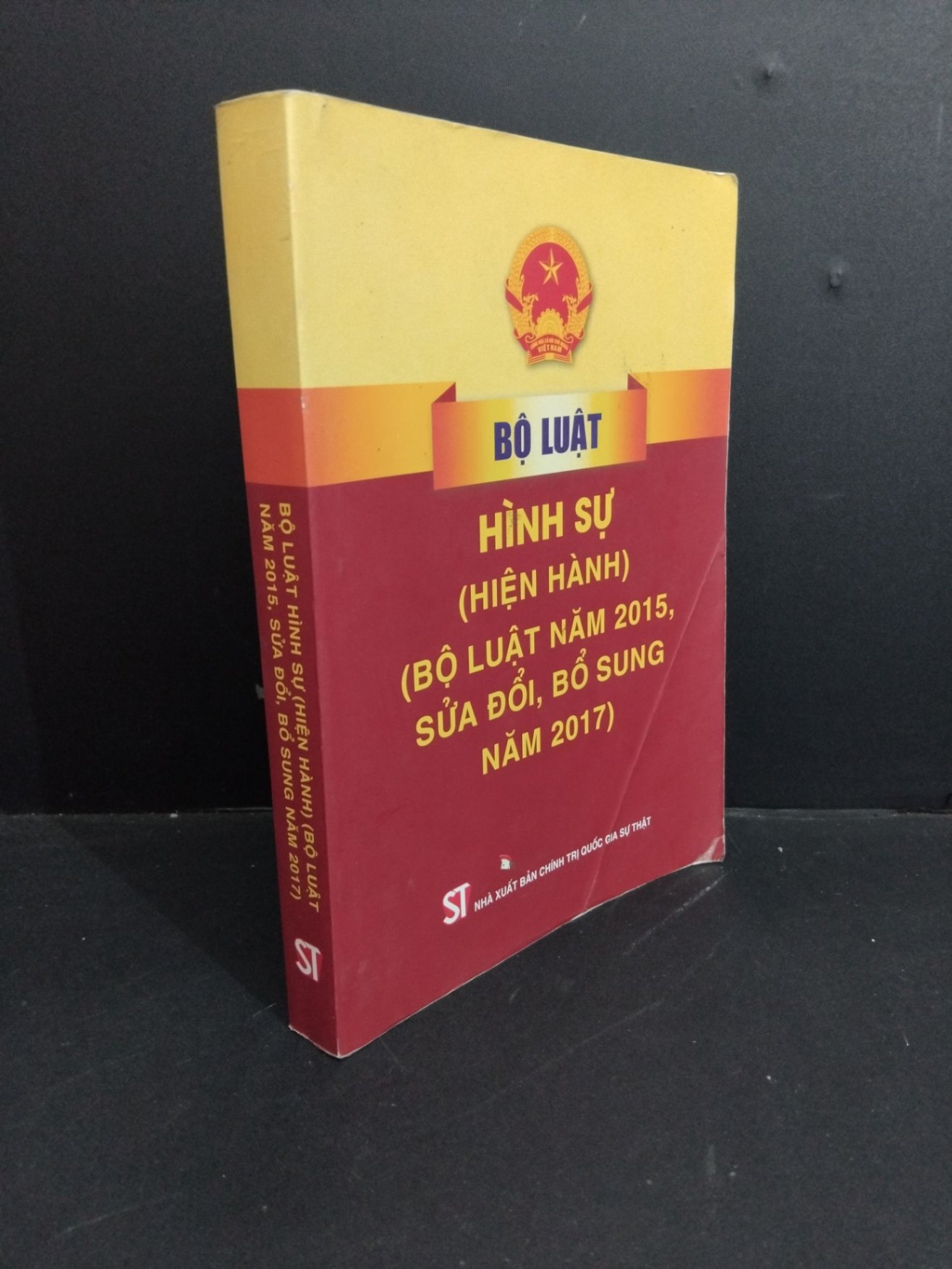 Bộ luật hình sự (hiện hành) (bộ luật năm 2015, sửa đổi, bổ sung năm 2017) mới 80% ố nhẹ bẩn gấp rách bài nhẹ 2022 HCM2811 GIÁO TRÌNH, CHUYÊN MÔN (NSX)