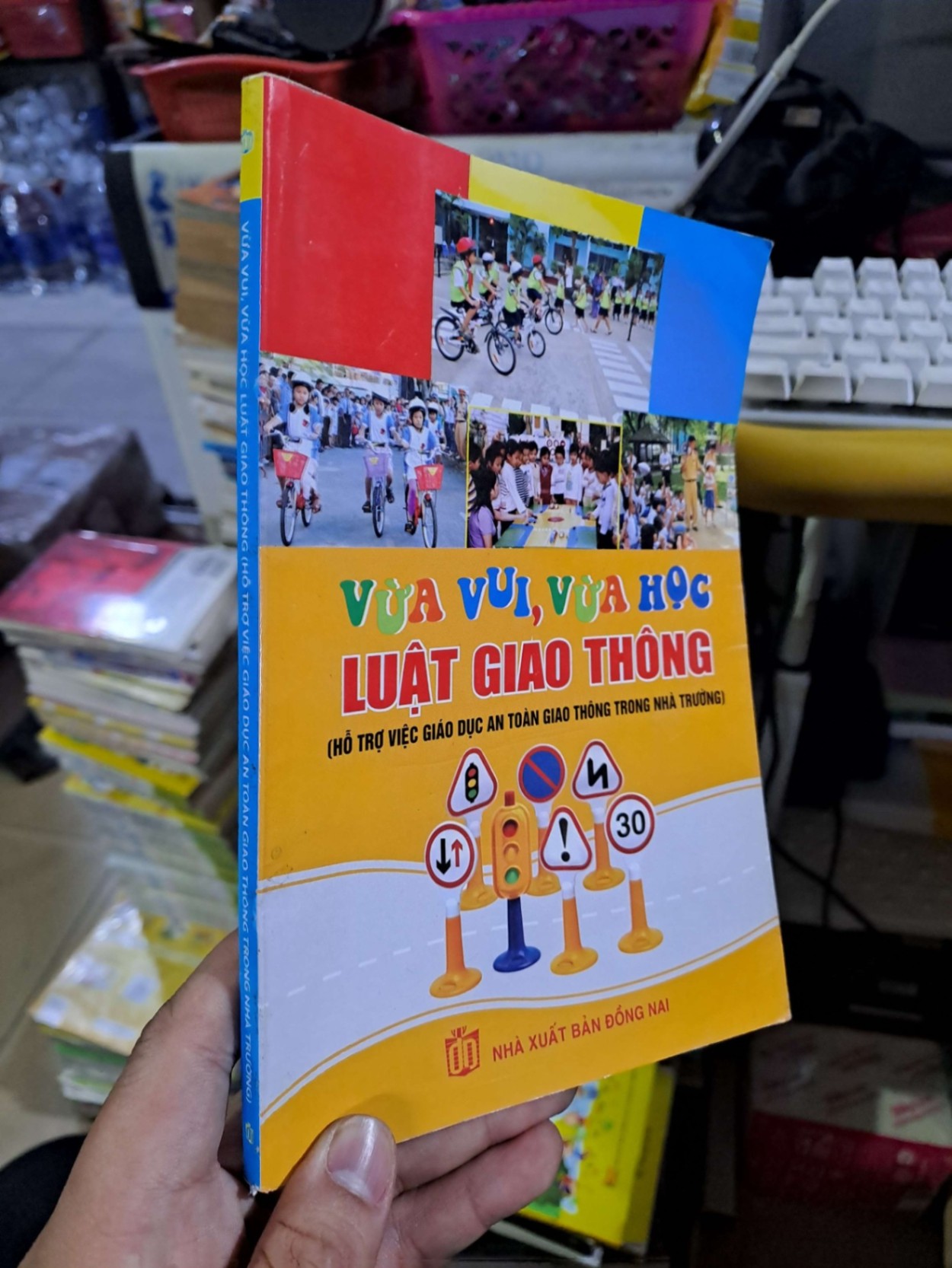 Vừa vui vừa học luật giao thông hỗ trợ việc giáo dục an toàn giao thông trong nhà trường - 2013 mới 80% ố - GIÁO TRÌNH, CHUYÊN MÔN - HCM0111