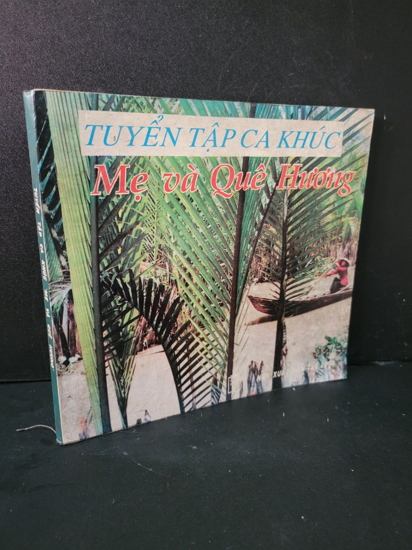 Tuyển tập ca khúc mẹ và quê hương mới 80% bẩn bìa, ố nhẹ, có chữ viết 1996 Nhiều tác giả HCM1604 GIÁO TRÌNH, CHUYÊN MÔN
