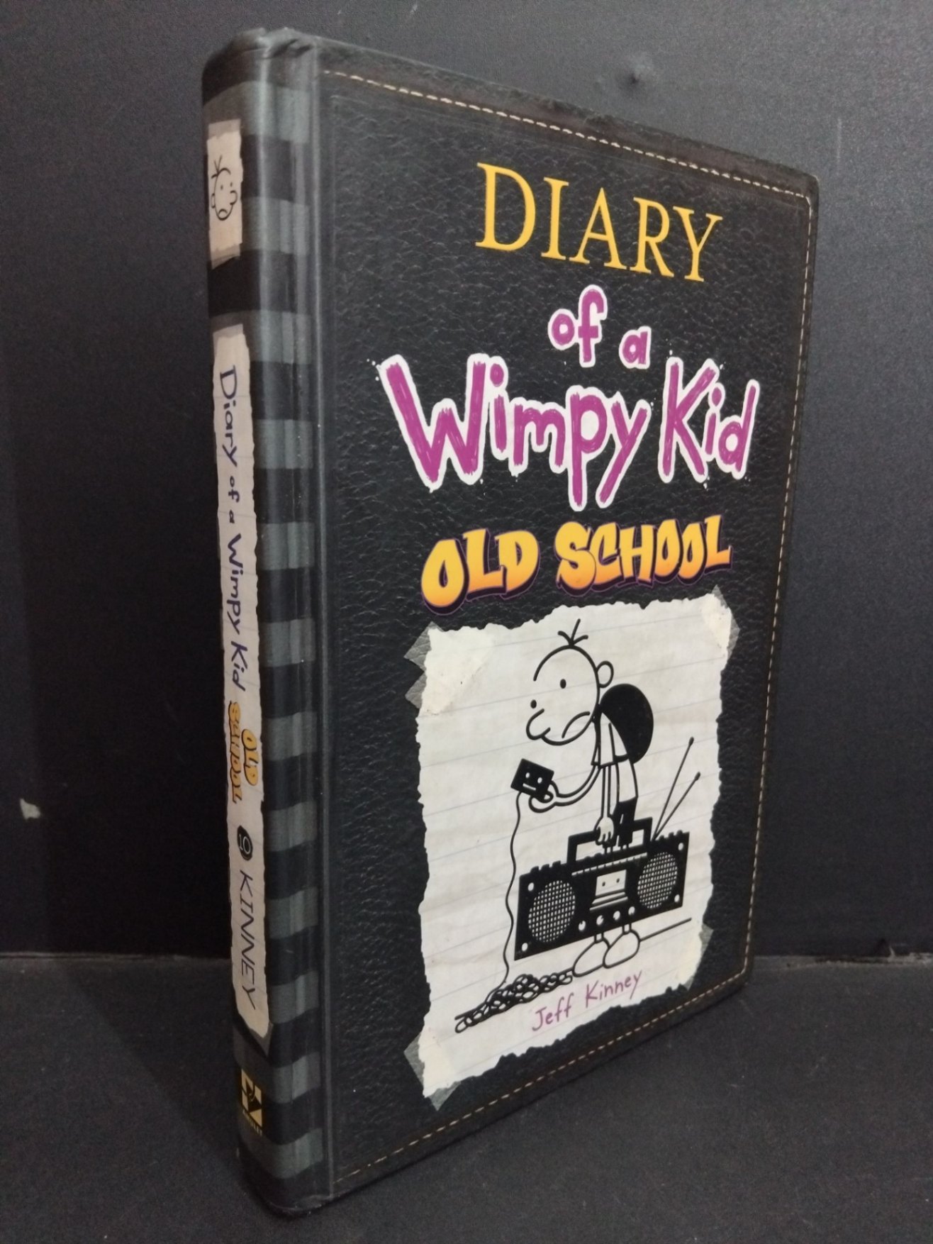 Diary of a wimpy kid 10 Old school (bìa cứng) mới 80% bẩn bìa, ố nhẹ, có mộc đỏ HCM1712 Jeff Kinney NGOẠI VĂN (NSX)