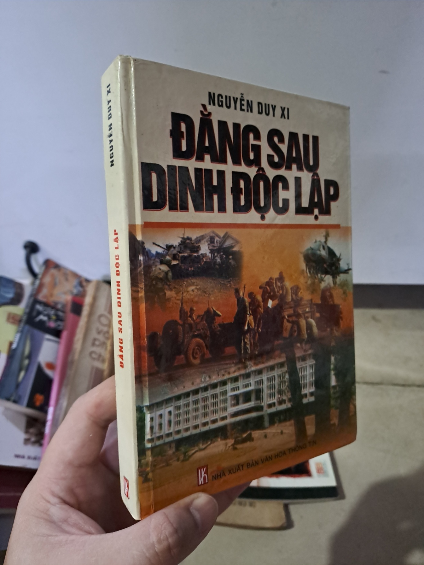 Đằng sau dinh độc lập mới 80% ố bìa cứng Nguyên Duy Xi 2005 HCM0308 LỊCH SỬ - CHÍNH TRỊ - TRIẾT HỌC (NSX)