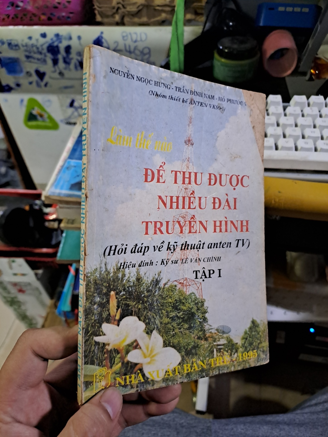 Làm thế nào để thu được nhiều đài truyền hình (hỏi đáp về kỹ thuật anten TV) kỹ sư Lê văn Chính tập 1 mới 80% ố vàng 1995 GIÁO TRÌNH, CHUYÊN MÔN HCM1709 (NSX)