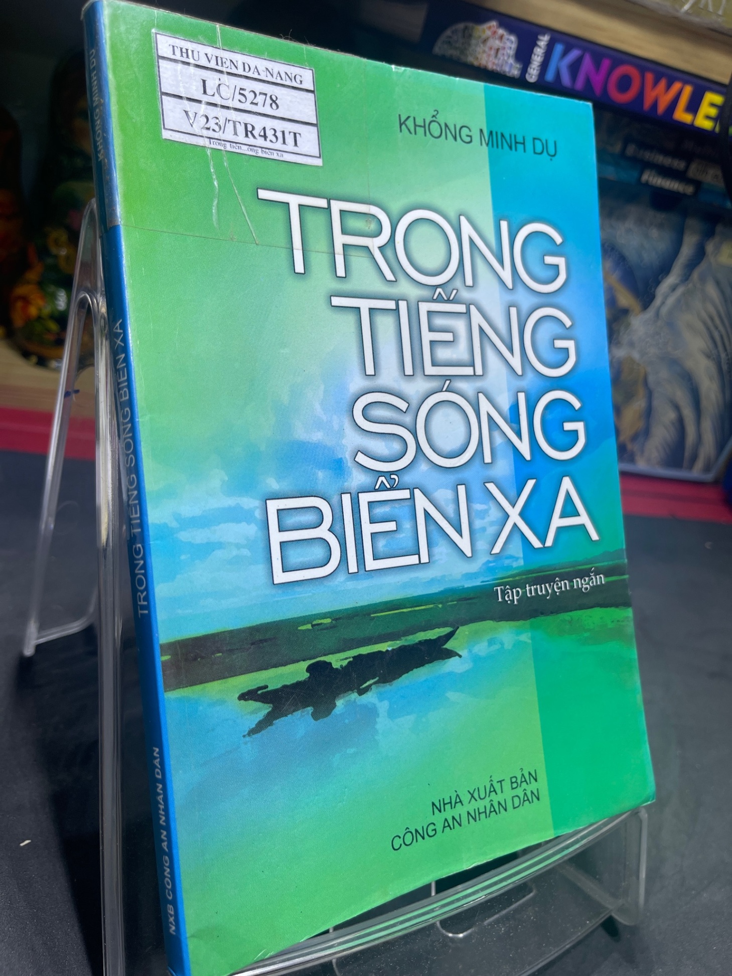Trong tiếng sóng biển xa mới 80% ố bẩn nhẹ có dấu mộc và viết nhẹ trang đầu 2005 Khổng Minh Dự HPB0906 SÁCH VĂN HỌC (NSX)