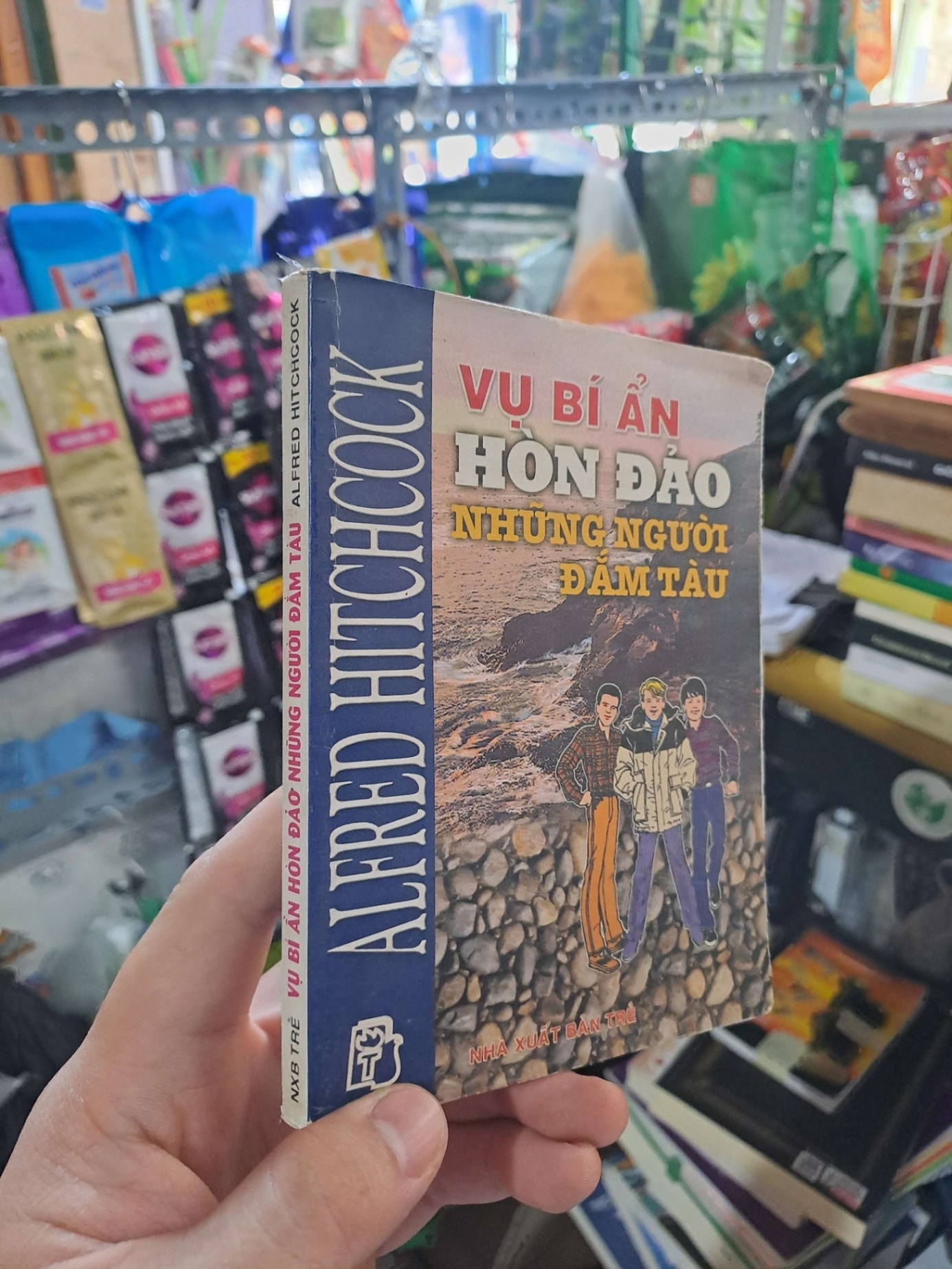 Vụ Bí Ẩn Hòn Đảo Những Người Đắm Tàu - Alfred Hitchcock 2000 mới 80% VĂN HỌC HCM3012 (NSX)