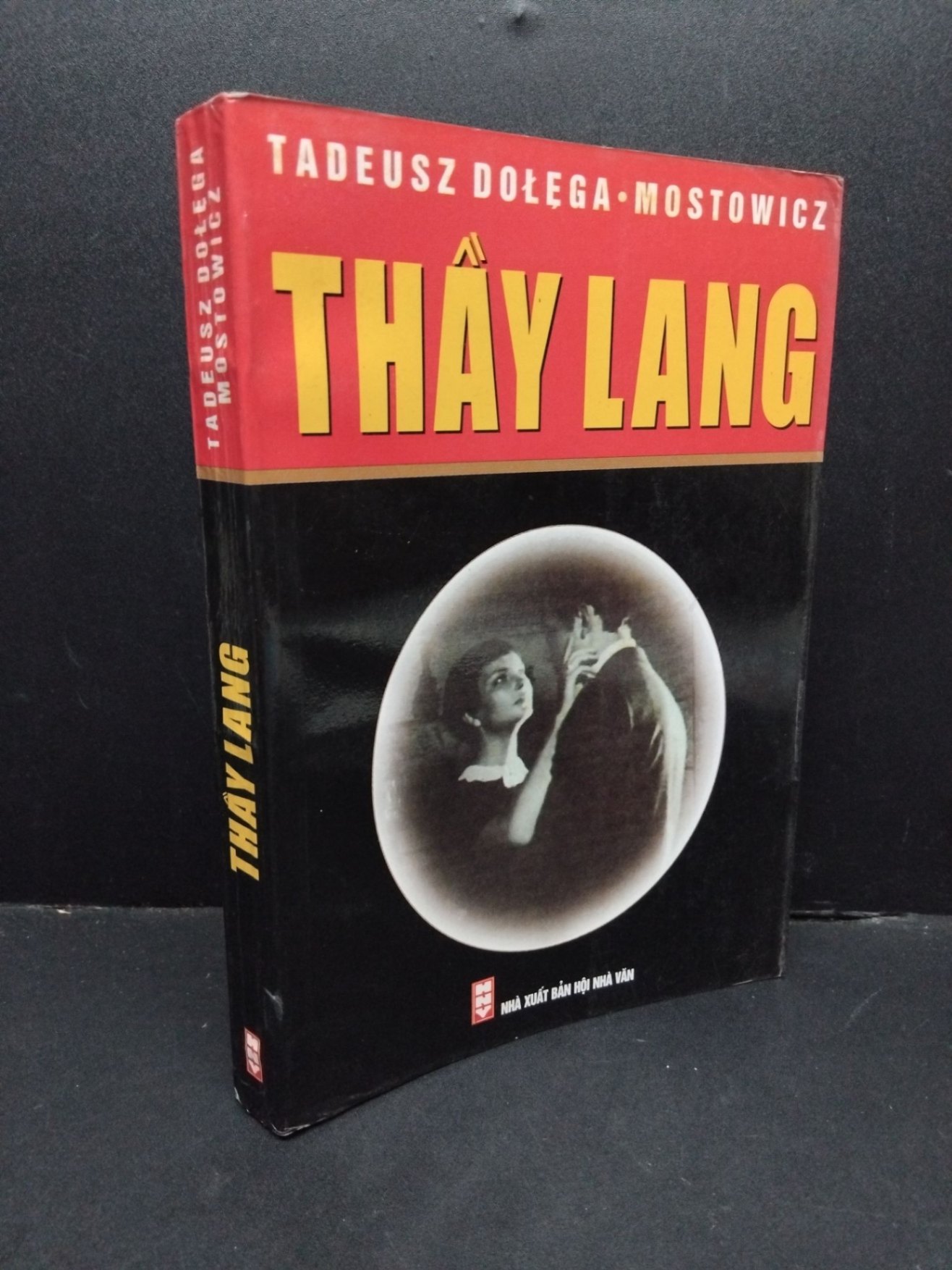 Thầy lang mới 70% bẩn bìa, ố nhẹ, tróc bìa, tróc gáy nhẹ 2000 HCM2110 Tadeusz Dolega Mostowicz VĂN HỌC (NSX)