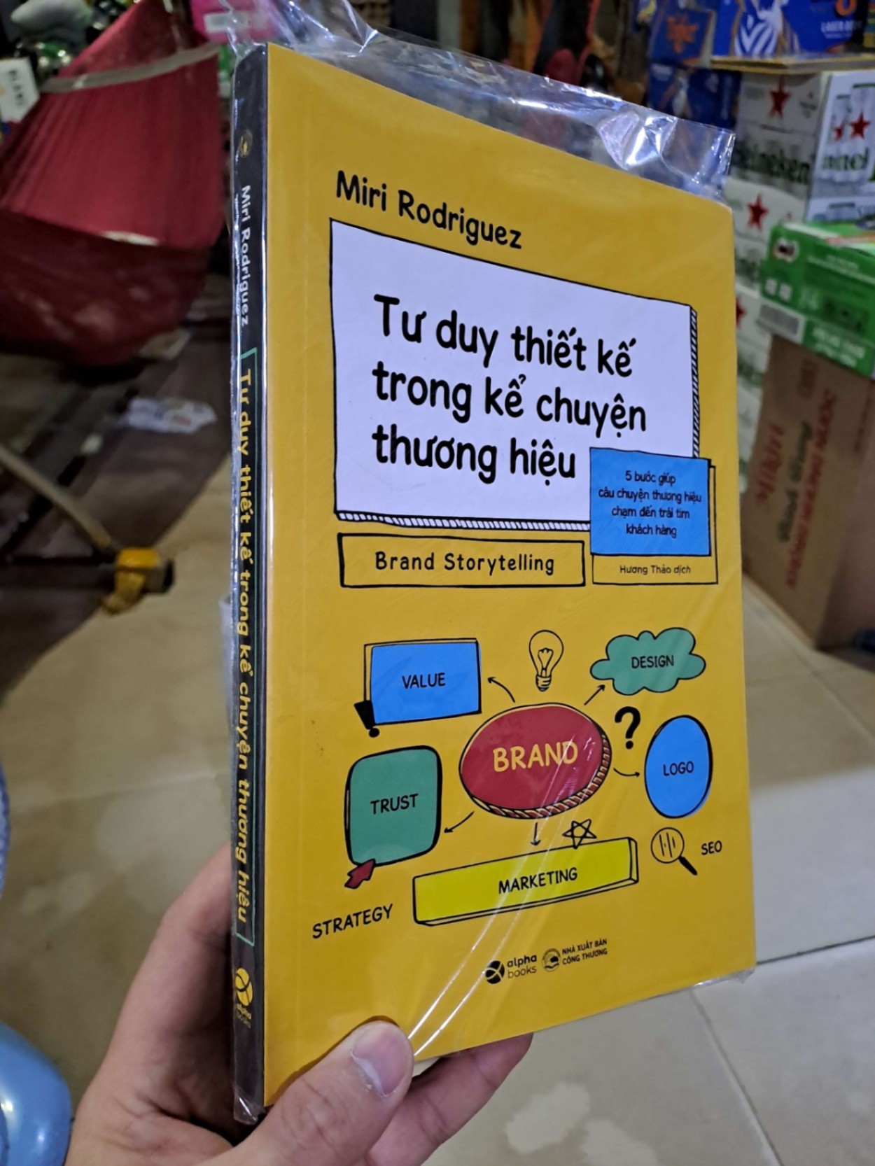 Tư duy thiết kế trong kể chuyện thương hiệu mới 100% Miri Rodriguez MARKETING KINH DOANH HCM2908 (NSX)