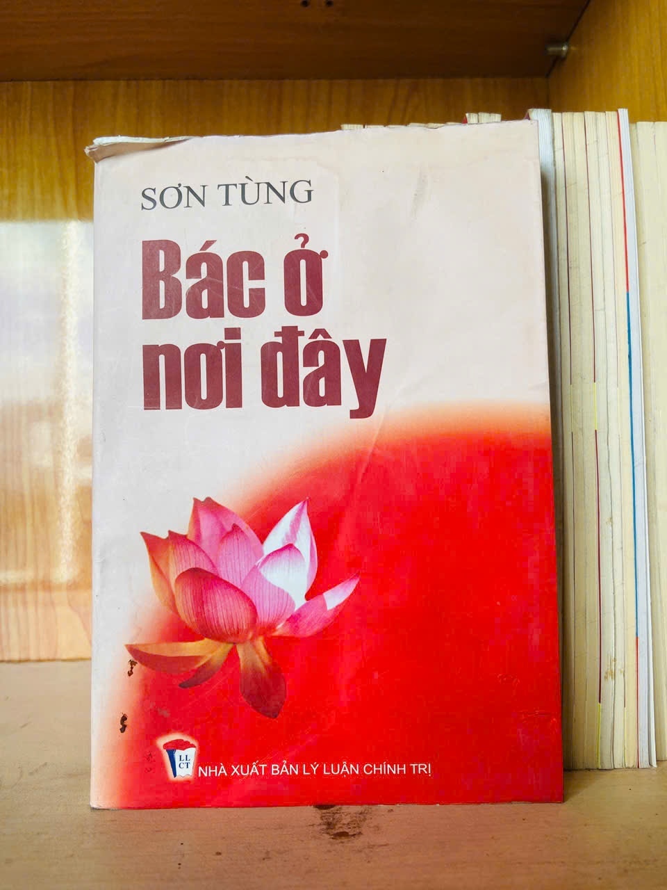 Bác ở nơi đây - Sơn Tùng - VĂN HỌC - VAVO2911-214