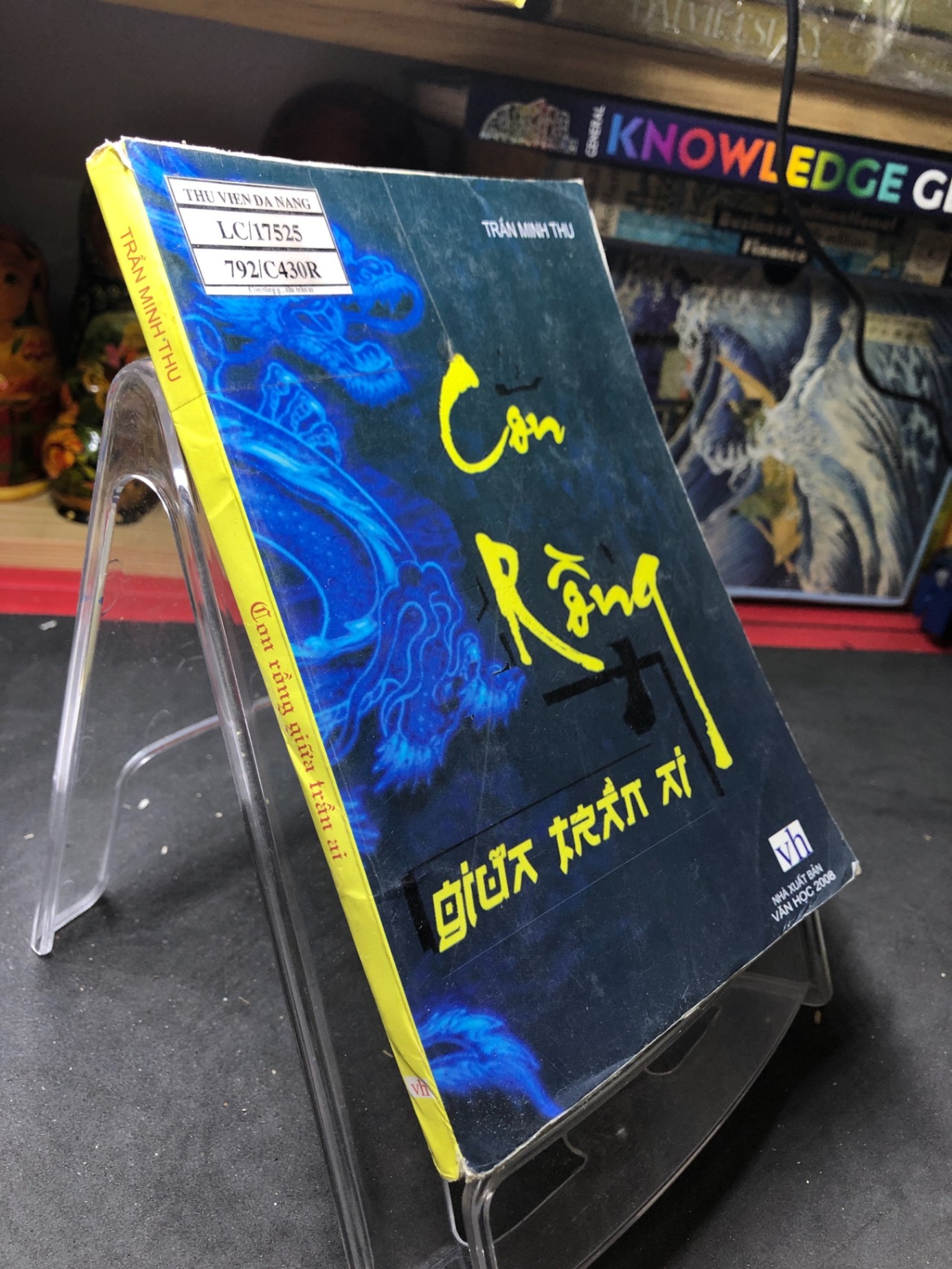 Con rồng giữa trần ai mới 70% ố bẩn có dấu mộc và viết nhẹ trang đầu 2009 Trần Minh Thu HPB0906 SÁCH VĂN HỌC (NSX)