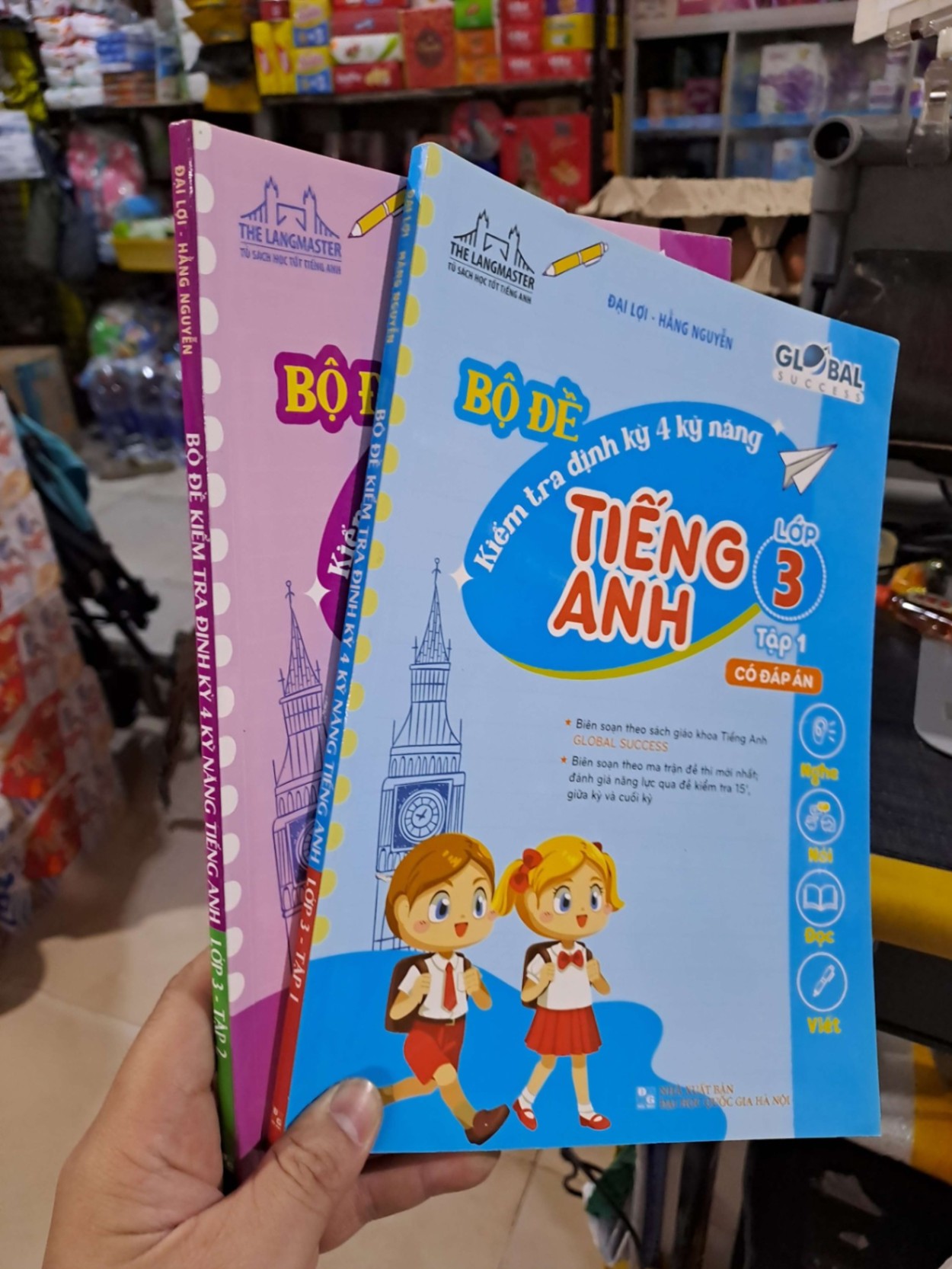 Bộ Đề Kiểm Tra Định Kỳ 4 Kỹ Năng Tiếng Anh Lớp 3 (2 Tập) - Nguyễn Thị Thu Huế - 2023 mớ 90% - HỌC NGOẠI NGỮ - HCM3012 (NSX)