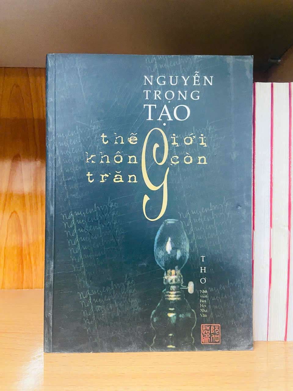 Thế giới không còn trăng - Nguyễn Trọng Tạo VĂN HỌC VAVO0810