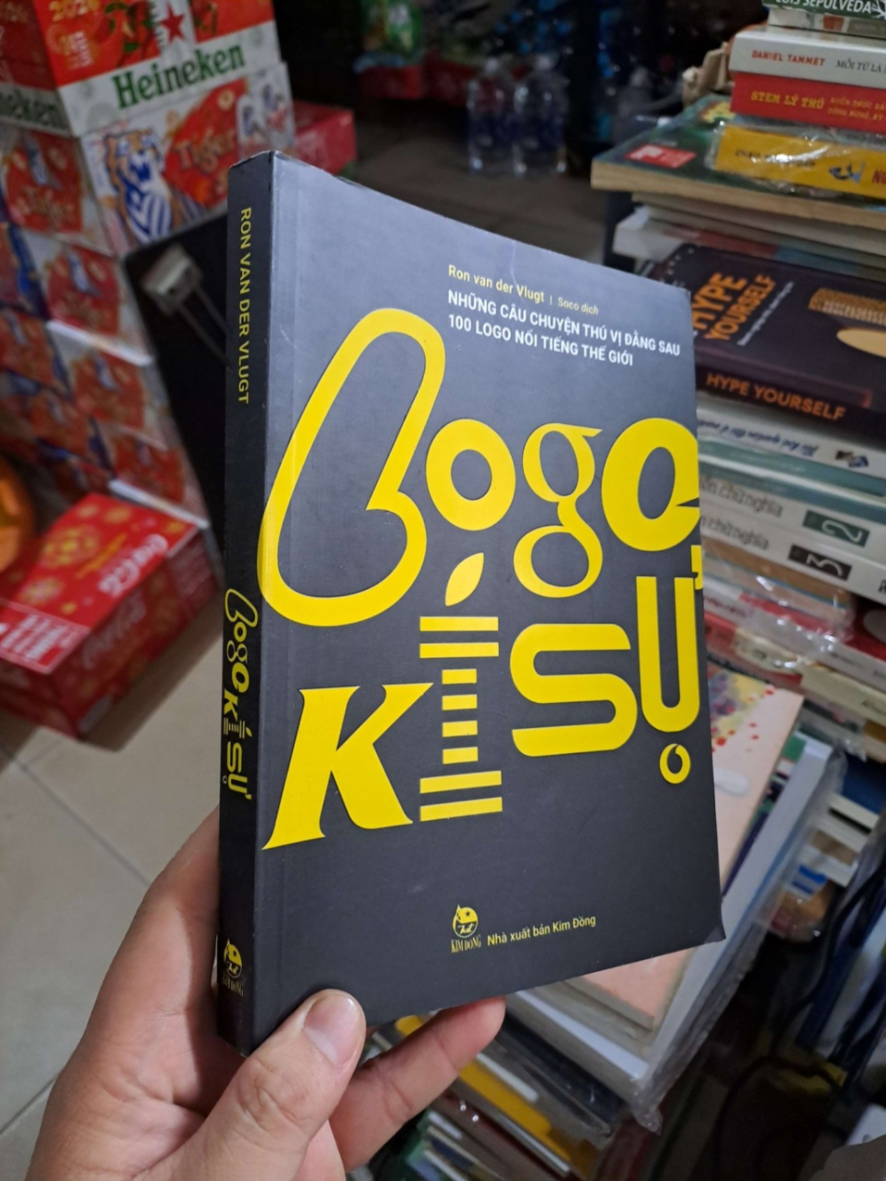 Bogo Kí Sự - Những Câu Chuyện Thú Vị Đằng Sau 100 Logo Nổi Tiếng Thế Giới - Ron Van Der Vlugt - 2019 mới 90% sách màu - KINH TẾ - TÀI CHÍNH - CHỨNG KHOÁN - HMT3012 (NSX)
